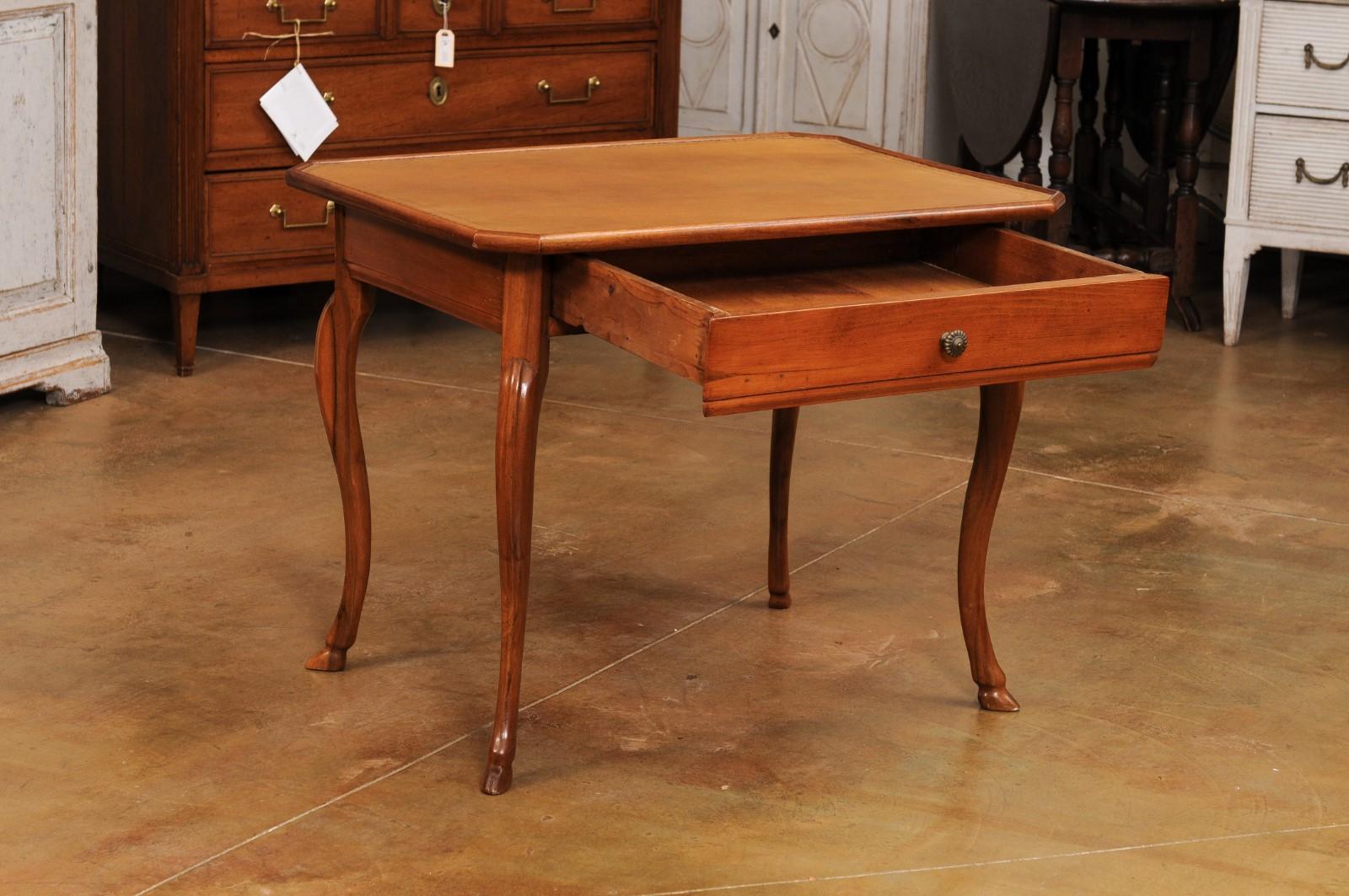 French Louis XV Period 1750s Walnut Desk with Leather Top and Cabriole Legs For Sale 1