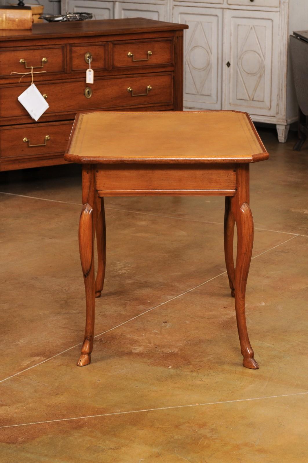 French Louis XV Period 1750s Walnut Desk with Leather Top and Cabriole Legs For Sale 2