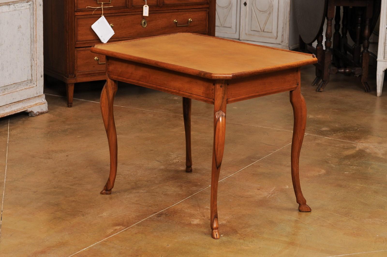 French Louis XV Period 1750s Walnut Desk with Leather Top and Cabriole Legs For Sale 3