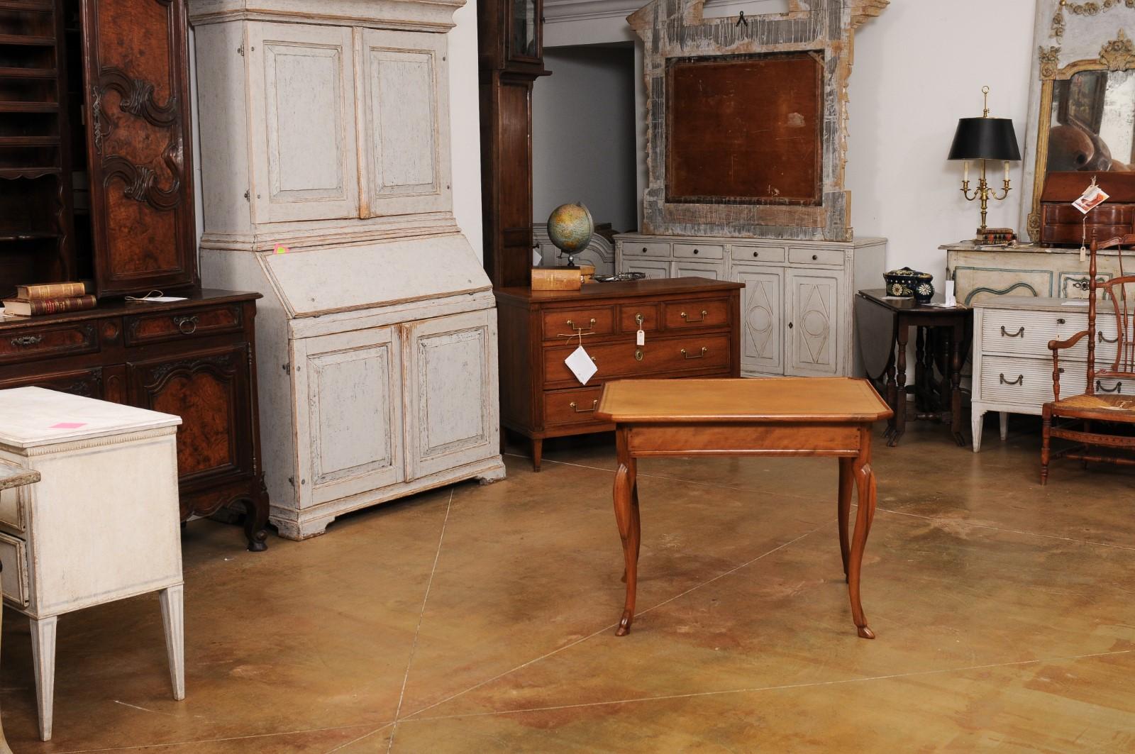 Schreibtisch aus Nussbaumholz mit Lederplatte und Cabriole-Beinen aus der Louis-XV-Periode der 1750er Jahre im Angebot 1