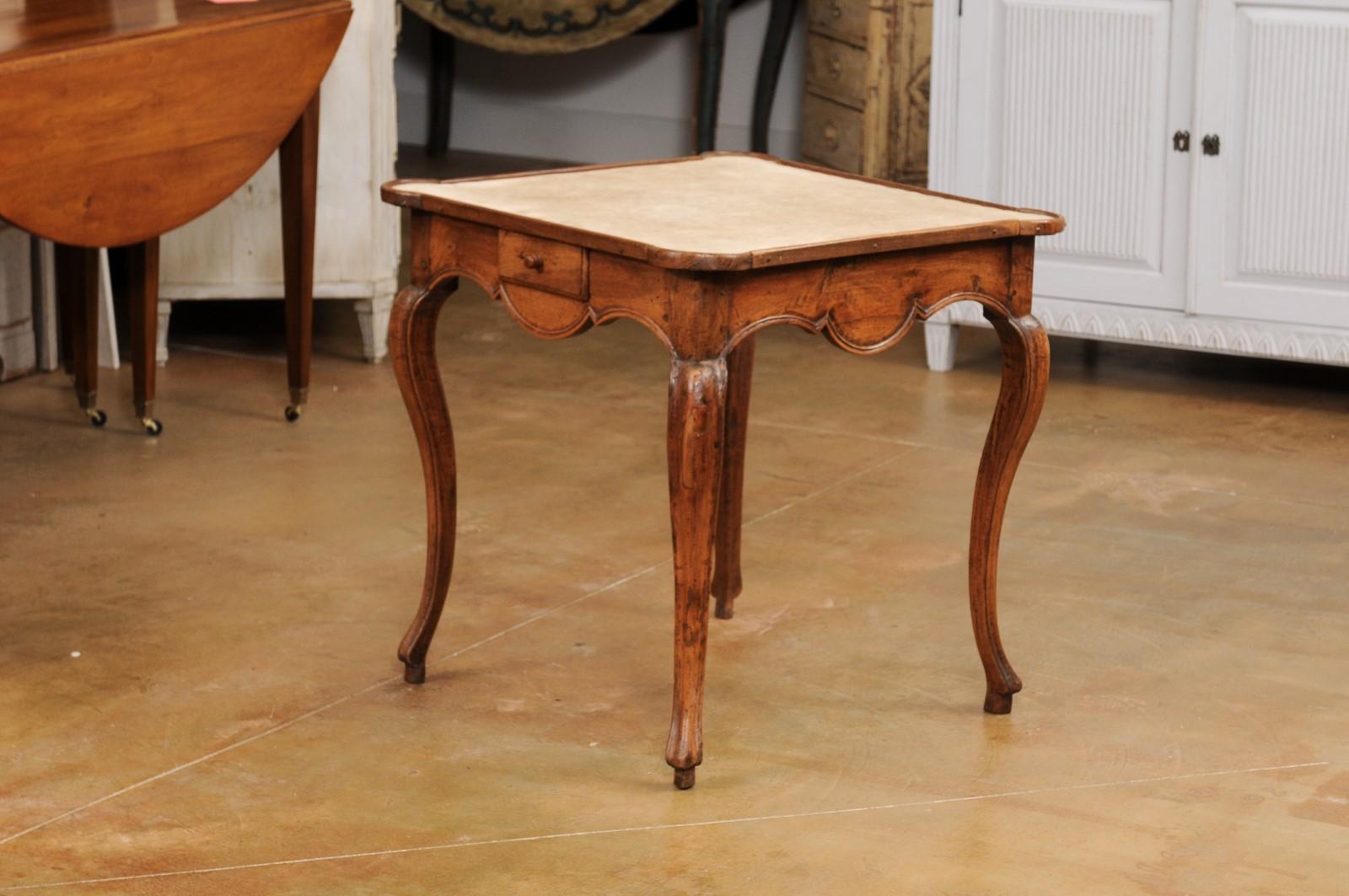 Französisch Louis XV Zeitraum 1750s Nussbaum Spieltisch mit Beige Samt Stoff im Angebot 6