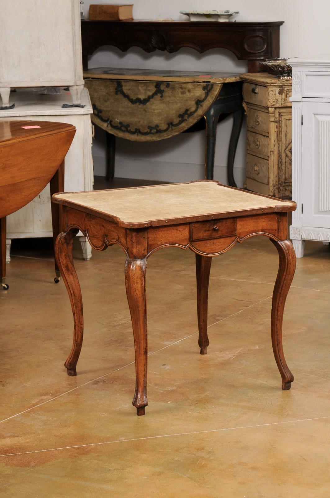 Französisch Louis XV Zeitraum 1750s Nussbaum Spieltisch mit Beige Samt Stoff im Zustand „Gut“ im Angebot in Atlanta, GA