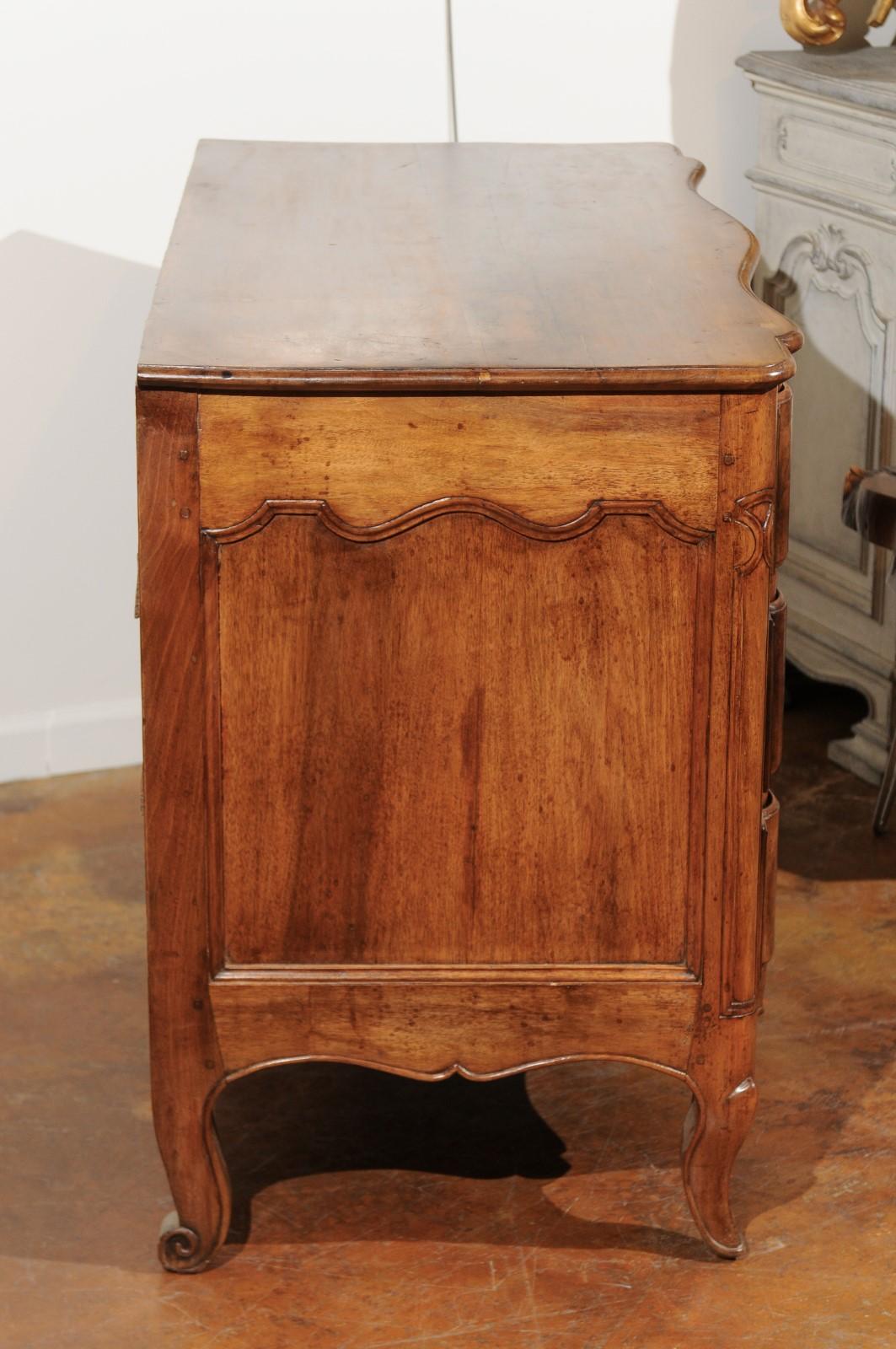 French Louis XV Period 1760s Walnut Three-Drawer Commode with Serpentine Front 6