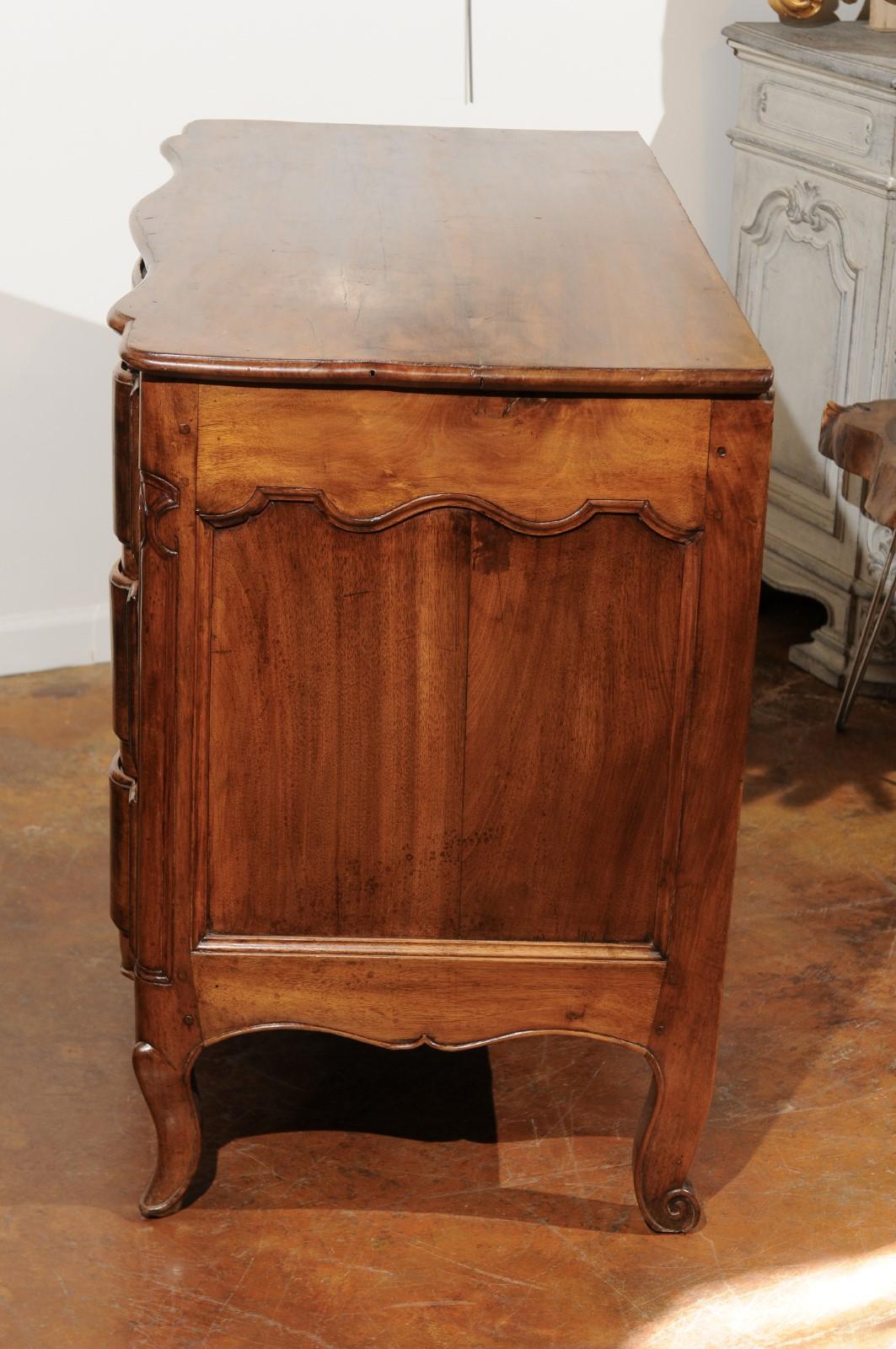French Louis XV Period 1760s Walnut Three-Drawer Commode with Serpentine Front In Good Condition In Atlanta, GA