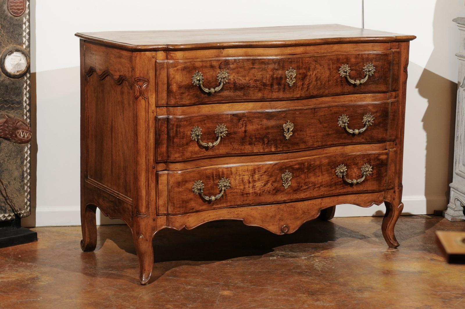 French Louis XV Period 1760s Walnut Three-Drawer Commode with Serpentine Front 3