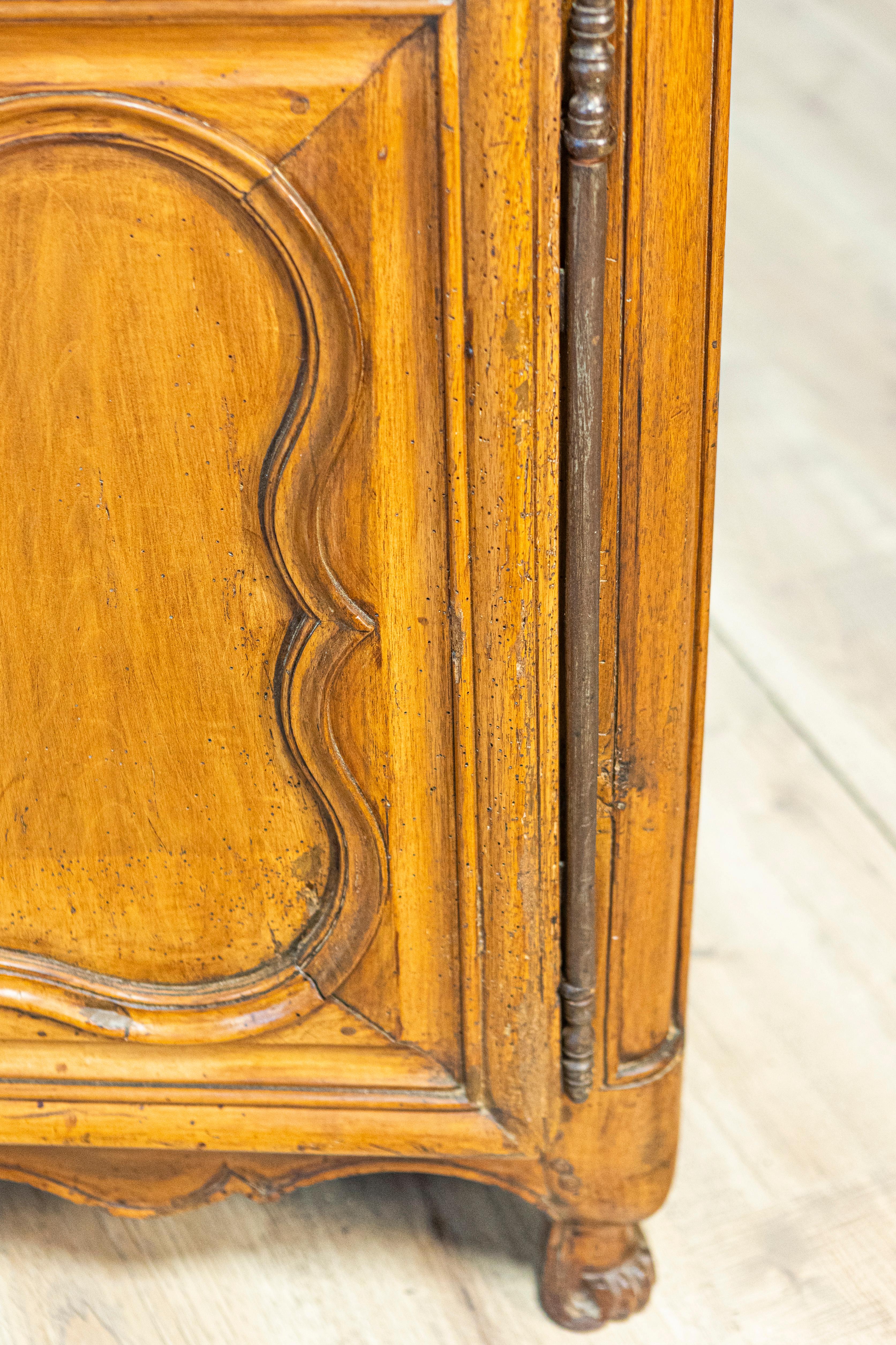 Buffet francese in noce del periodo Luigi XV del 1770 con cassetti, ante intagliate e gonna in vendita 3