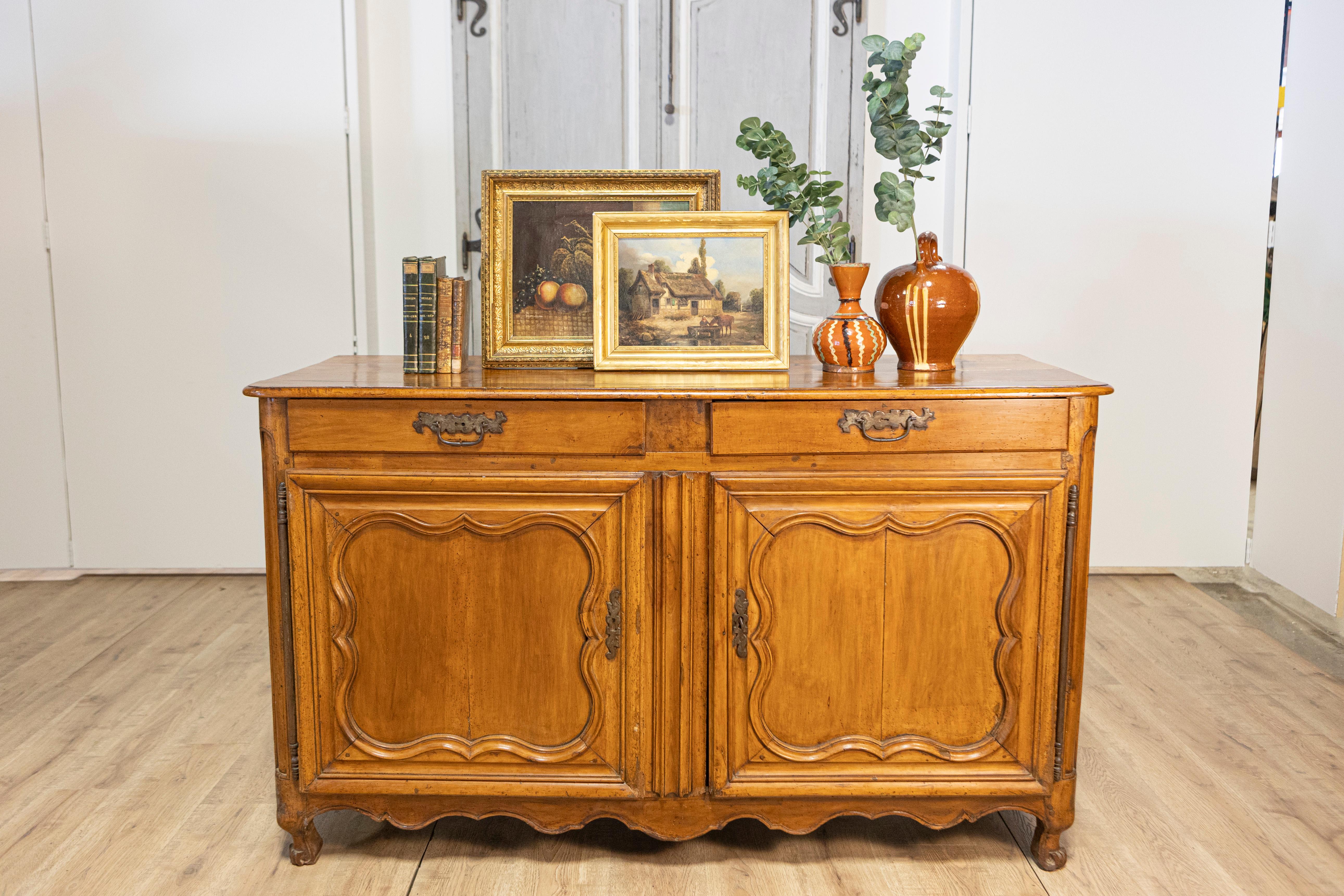 Buffet francese in noce del periodo Luigi XV del 1770 con cassetti, ante intagliate e gonna in vendita 8