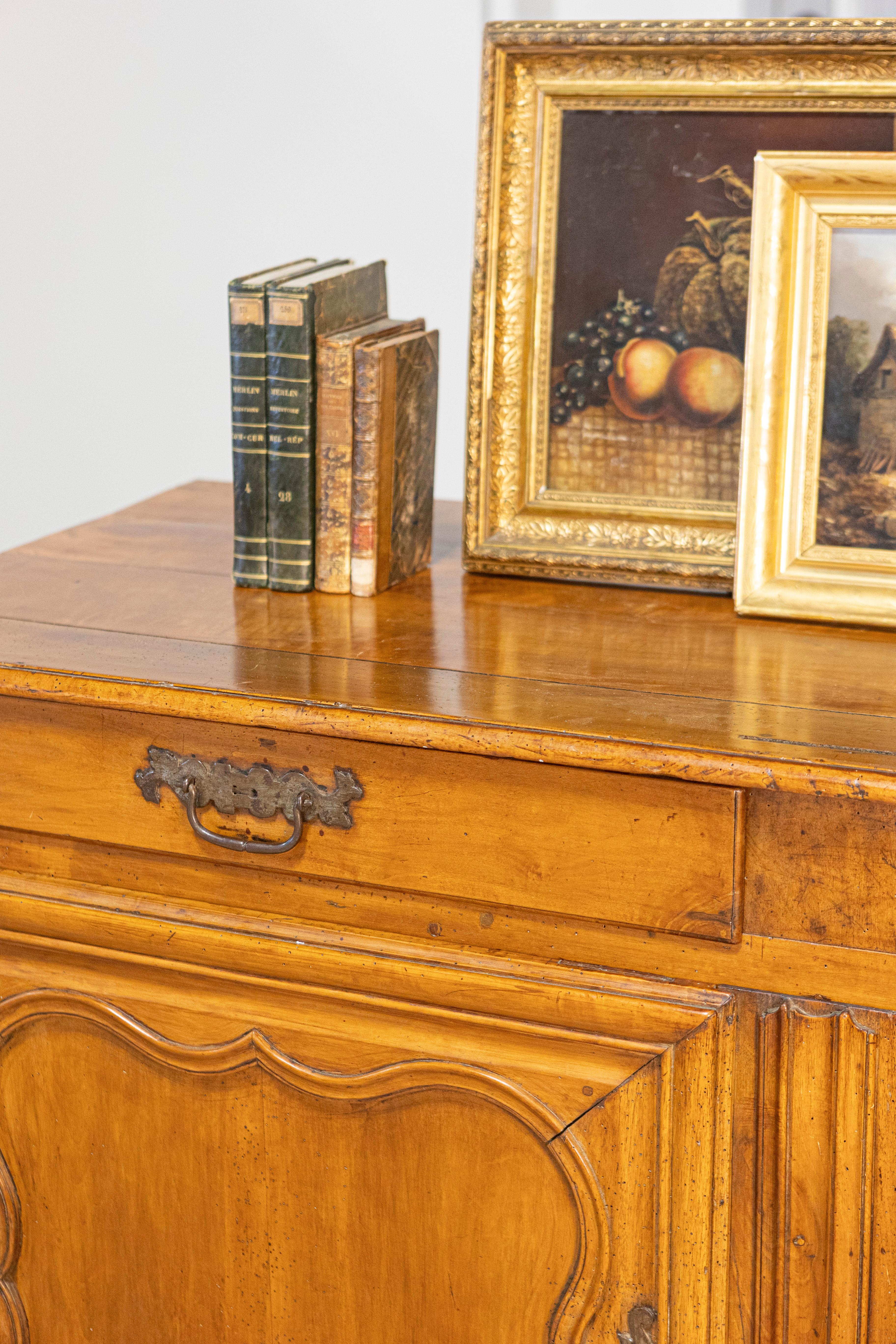 Buffet francese in noce del periodo Luigi XV del 1770 con cassetti, ante intagliate e gonna in vendita 9