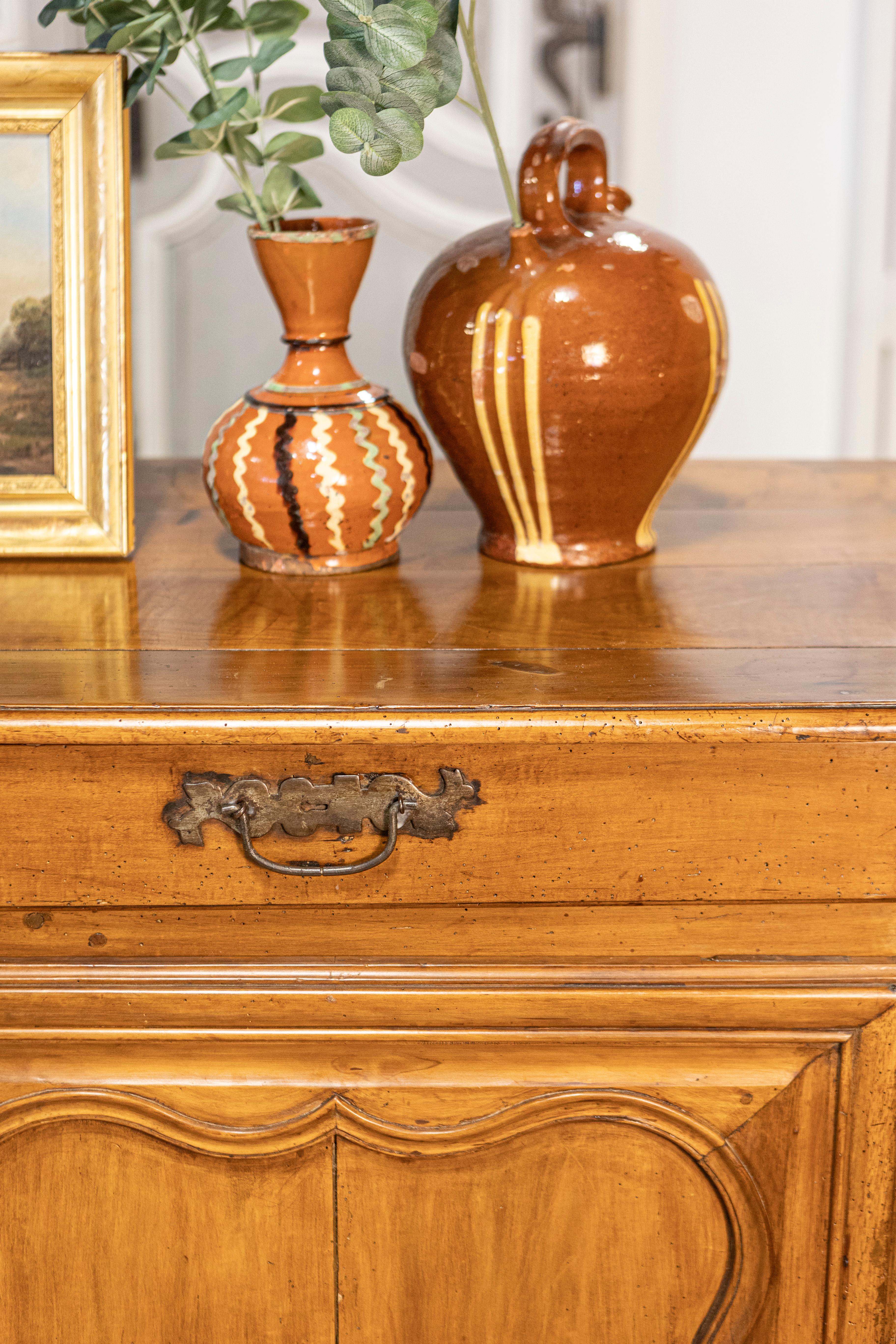 Buffet francese in noce del periodo Luigi XV del 1770 con cassetti, ante intagliate e gonna in vendita 10