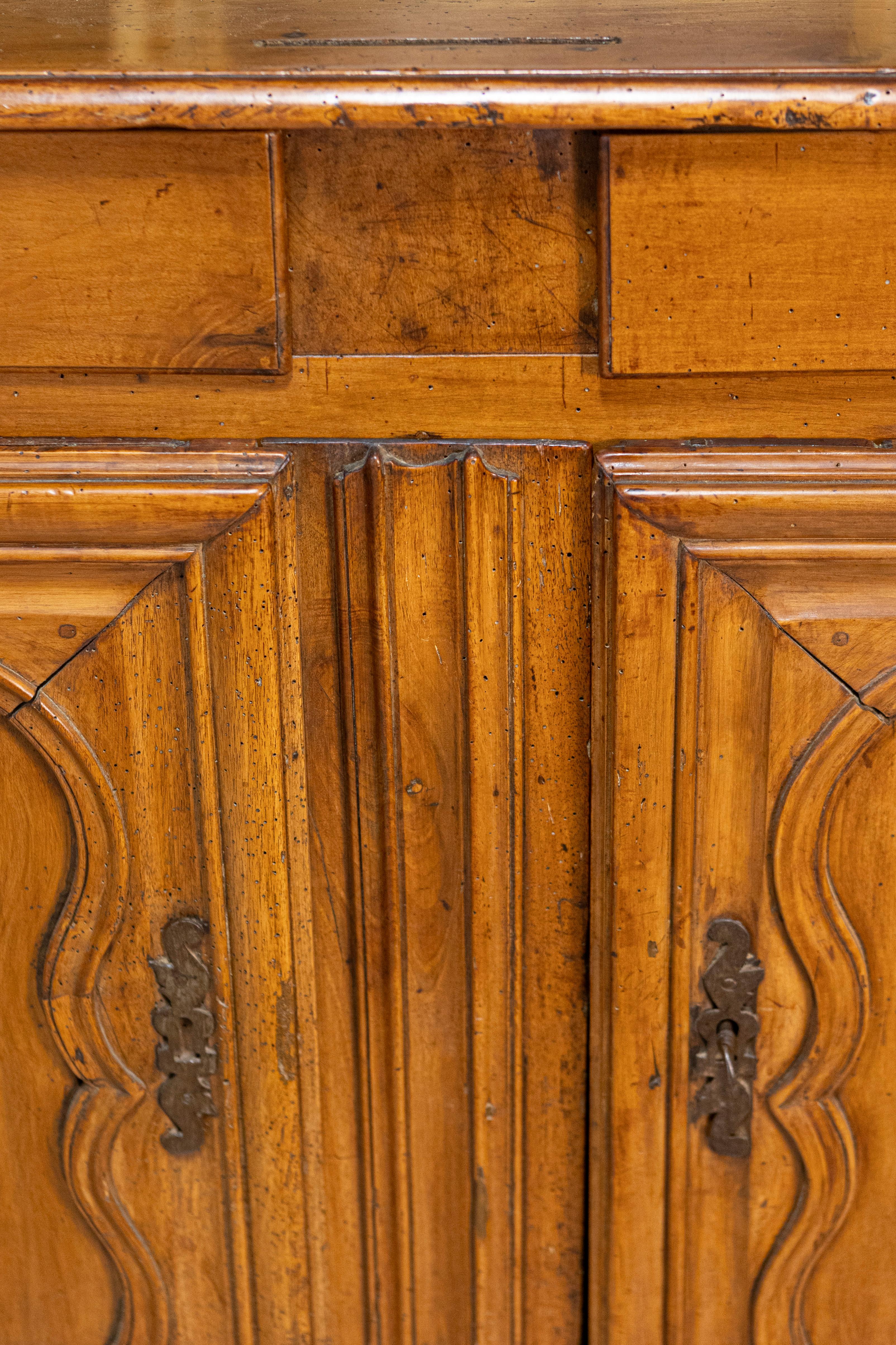 Buffet francese in noce del periodo Luigi XV del 1770 con cassetti, ante intagliate e gonna in vendita 11