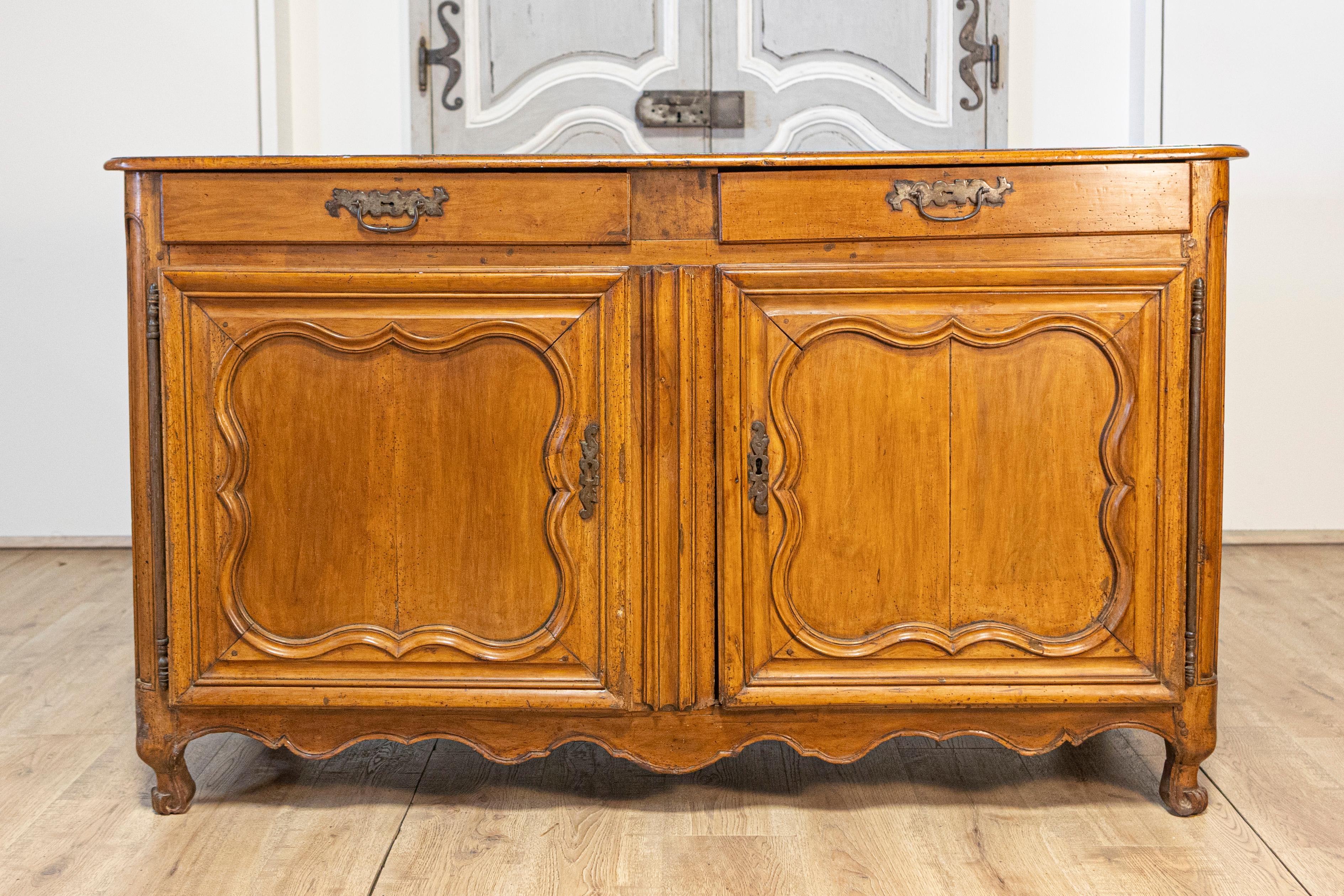 Francese Buffet francese in noce del periodo Luigi XV del 1770 con cassetti, ante intagliate e gonna in vendita