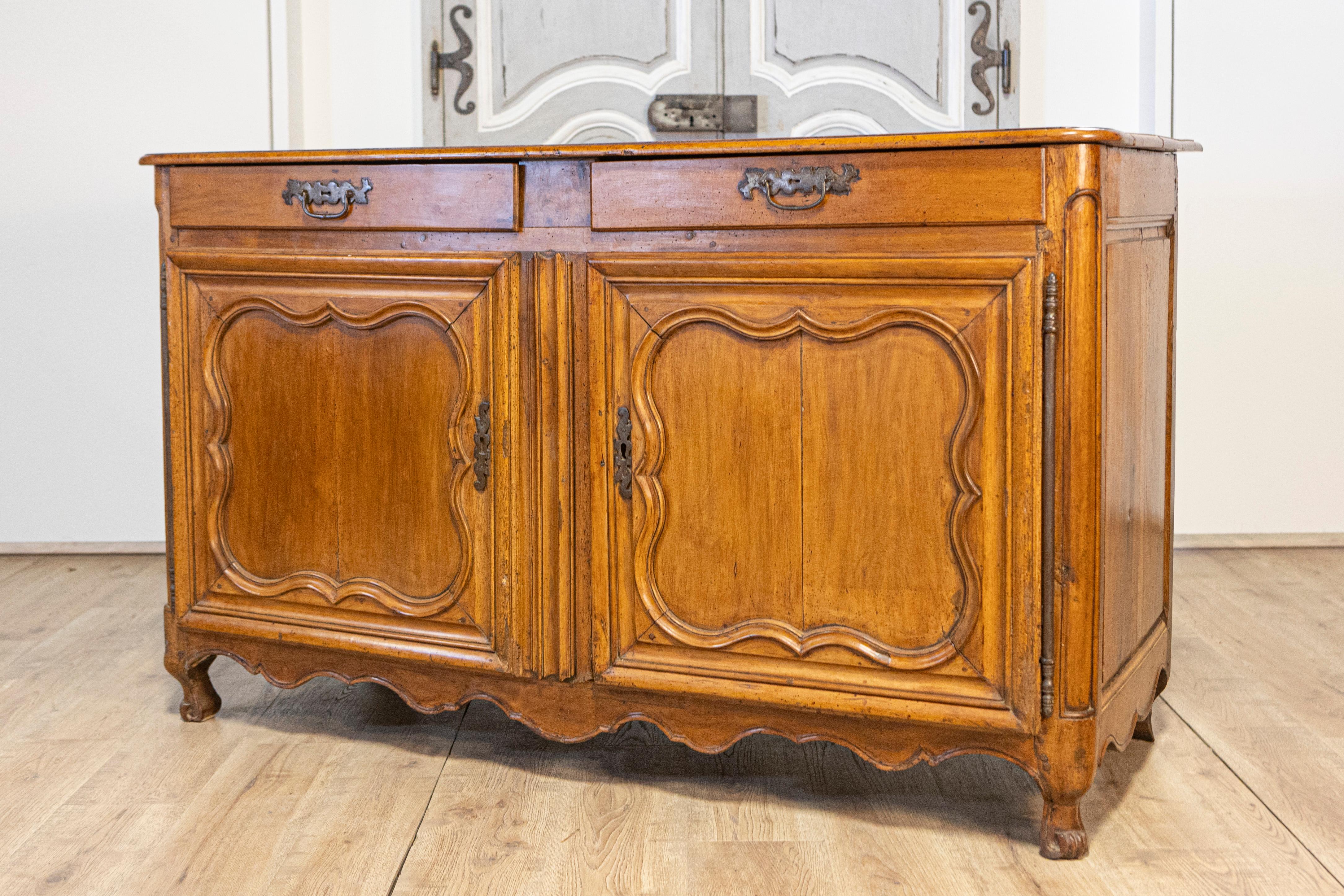 Intagliato Buffet francese in noce del periodo Luigi XV del 1770 con cassetti, ante intagliate e gonna in vendita
