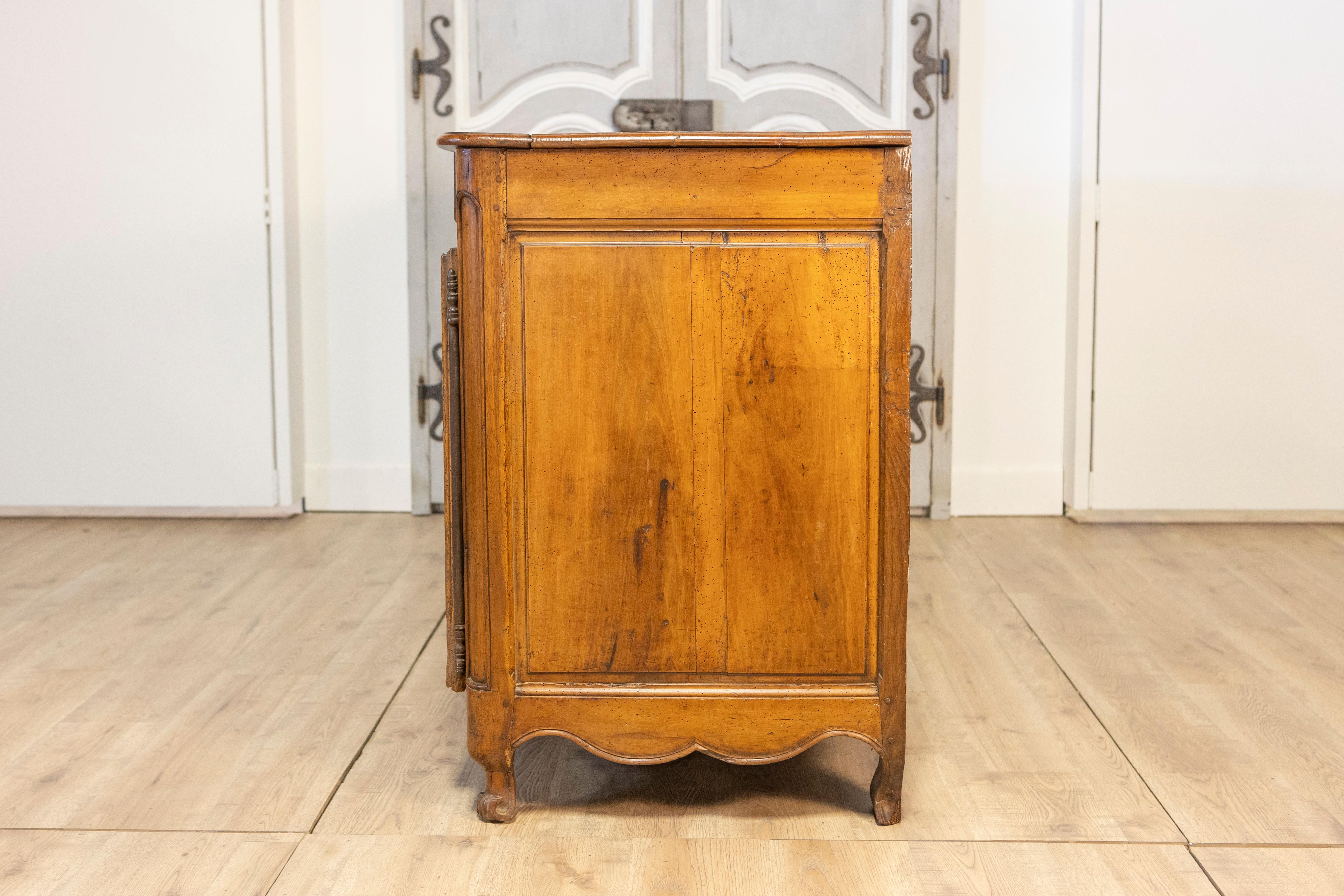 Buffet francese in noce del periodo Luigi XV del 1770 con cassetti, ante intagliate e gonna In condizioni buone in vendita a Atlanta, GA