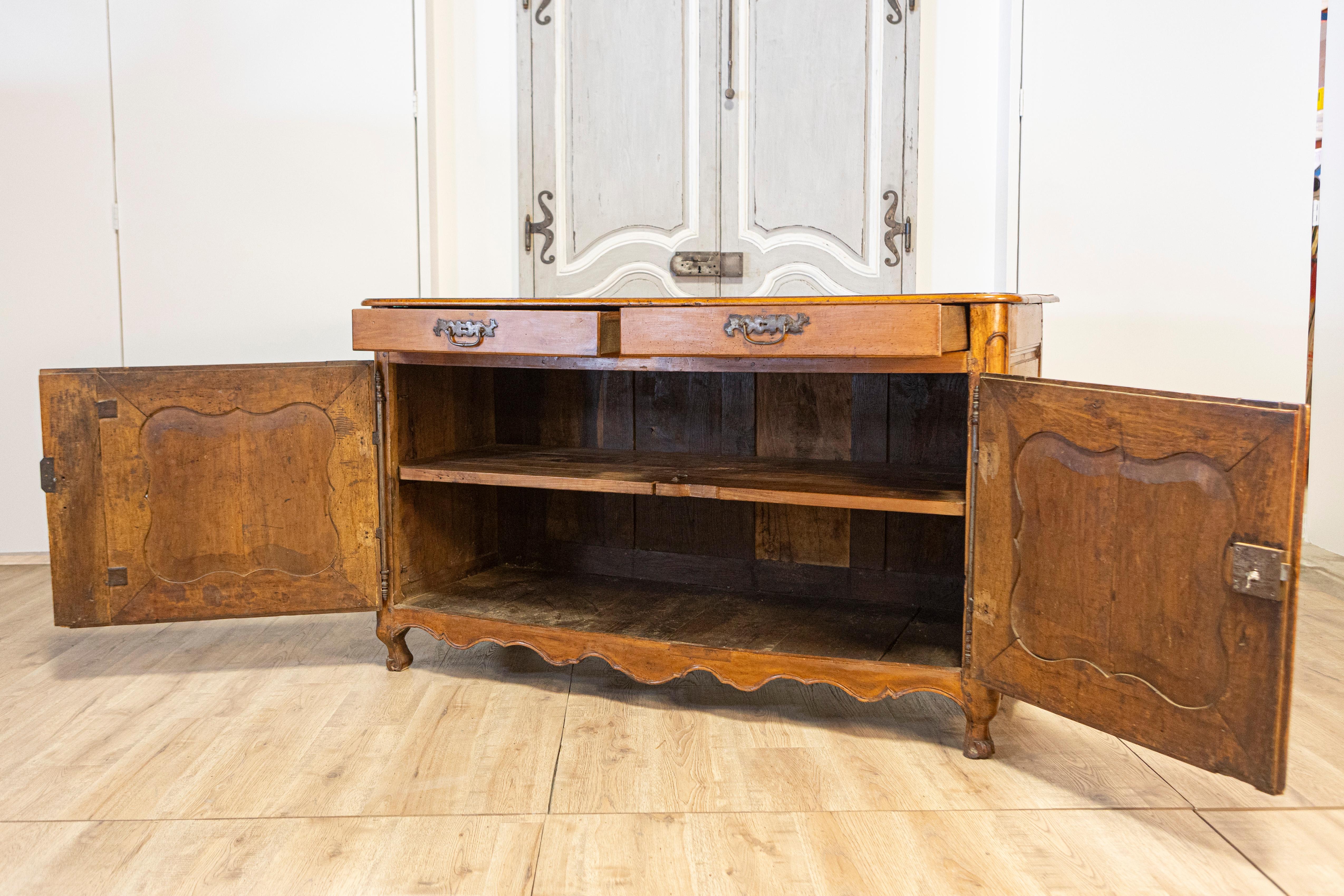 XVIII secolo Buffet francese in noce del periodo Luigi XV del 1770 con cassetti, ante intagliate e gonna in vendita