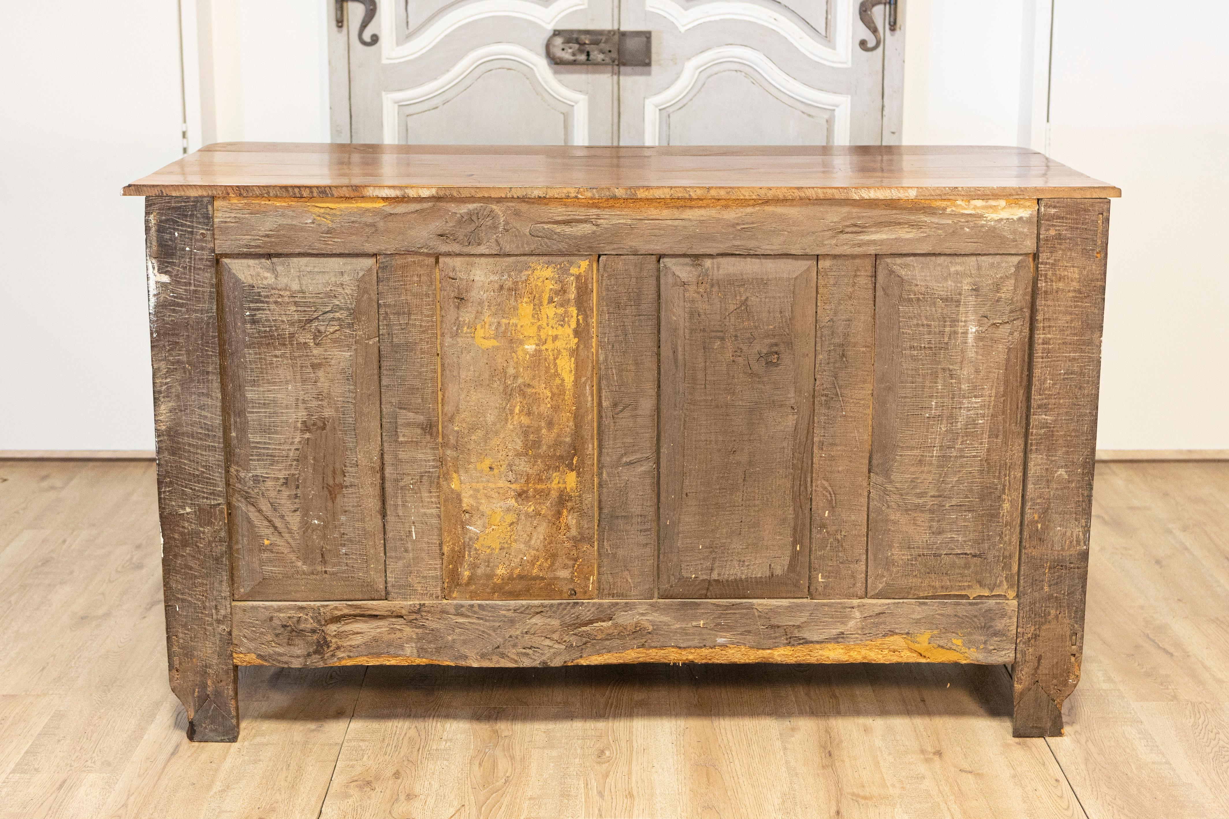 Buffet francese in noce del periodo Luigi XV del 1770 con cassetti, ante intagliate e gonna in vendita 1