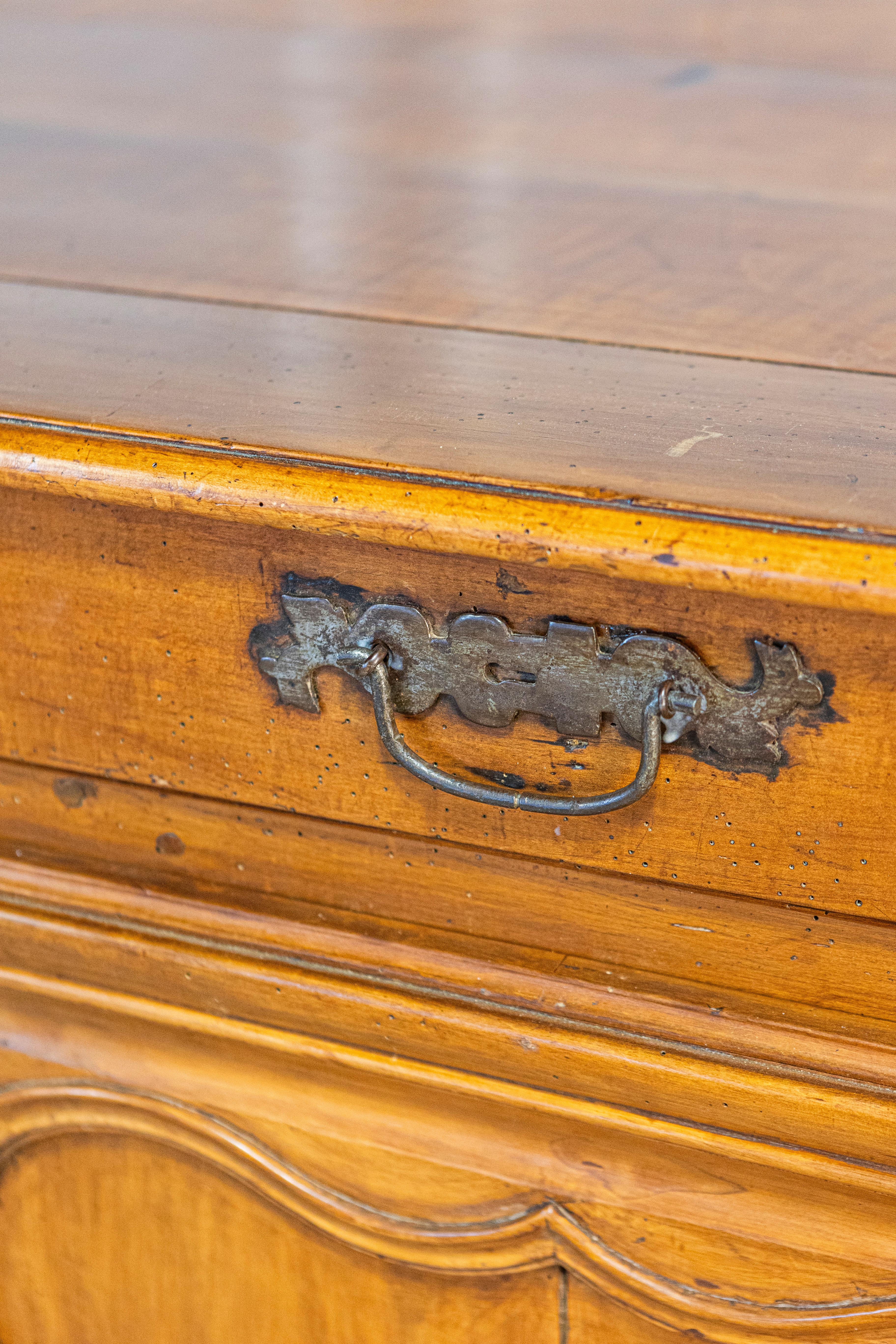 Buffet francese in noce del periodo Luigi XV del 1770 con cassetti, ante intagliate e gonna in vendita 2