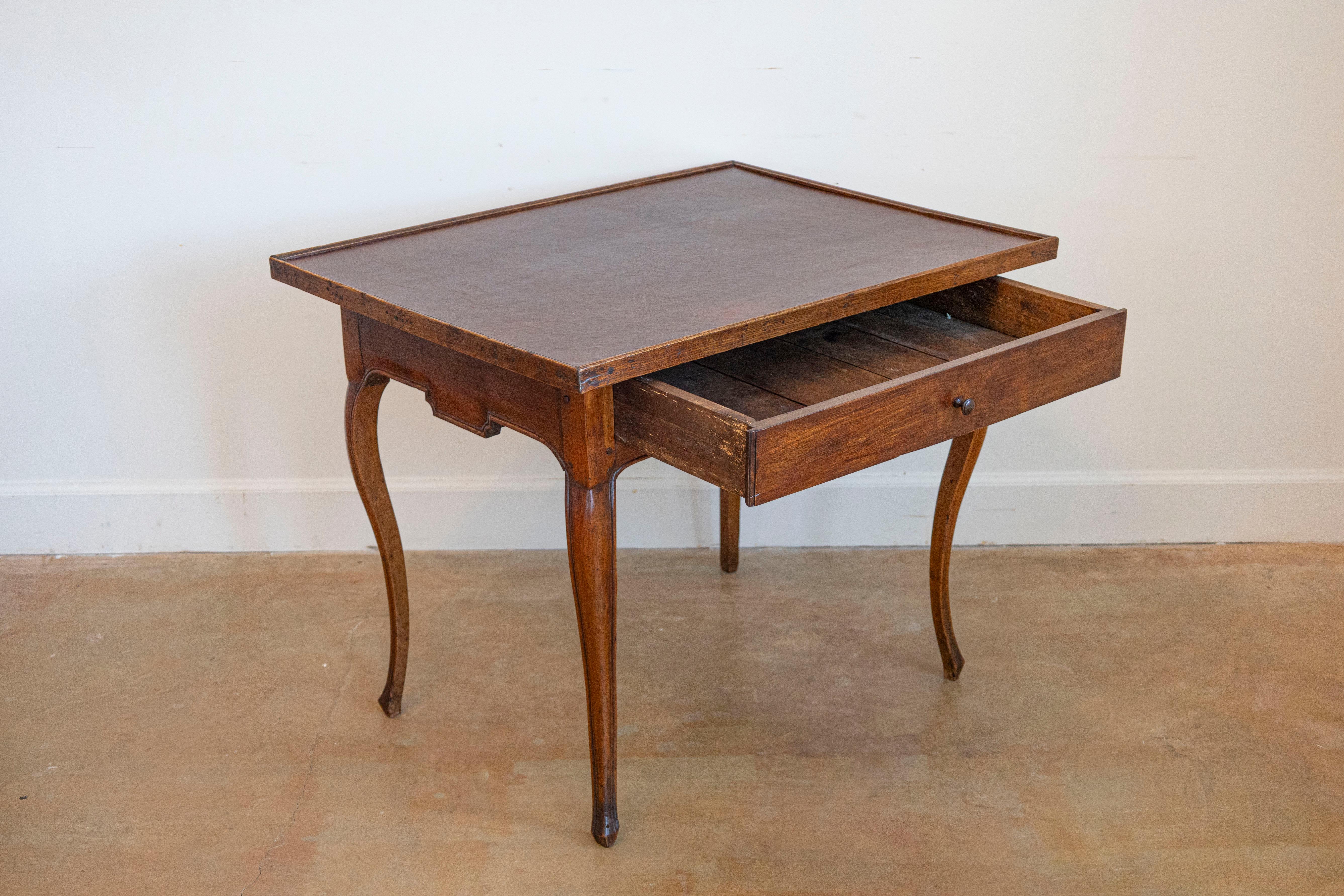 Mesa de juego francesa de época Luis XV del siglo XVIII con tablero de cuero marrón Francés en venta