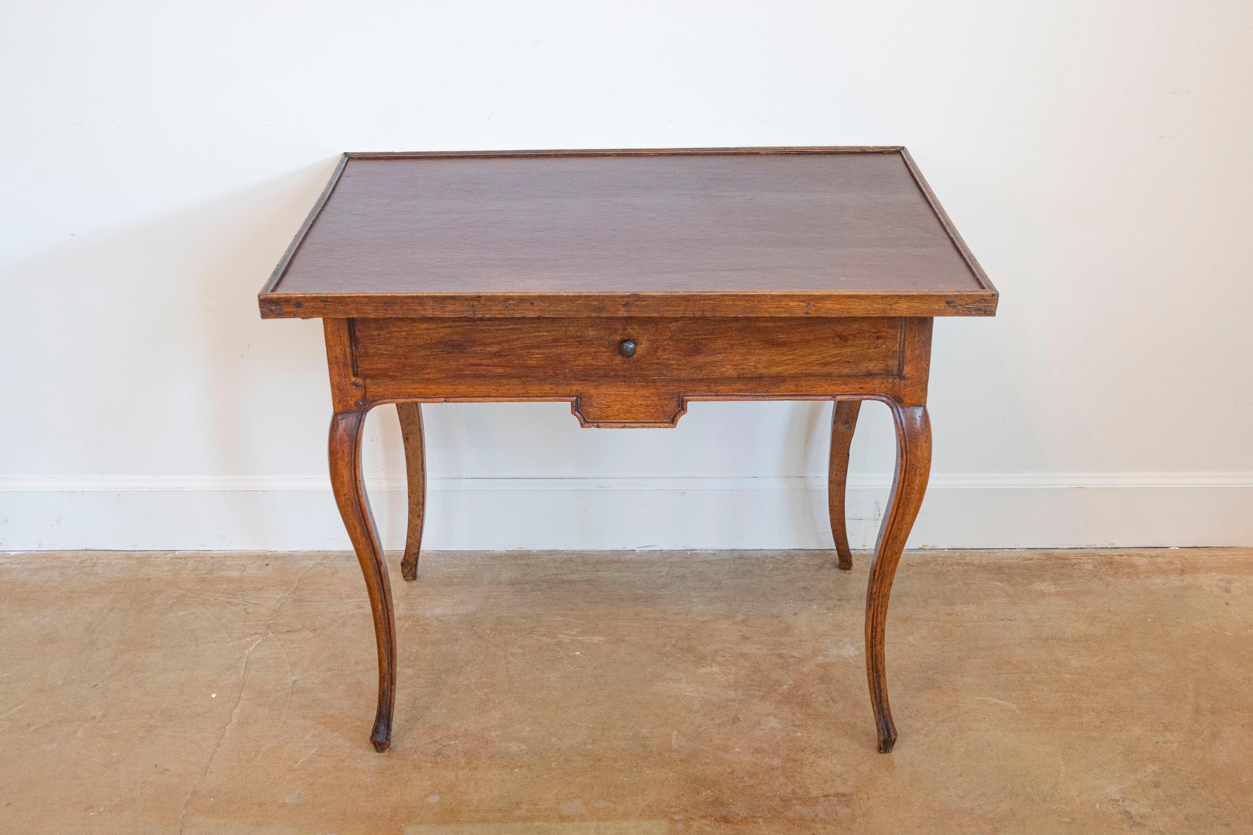 Mesa de juego francesa de época Luis XV del siglo XVIII con tablero de cuero marrón Tallado en venta
