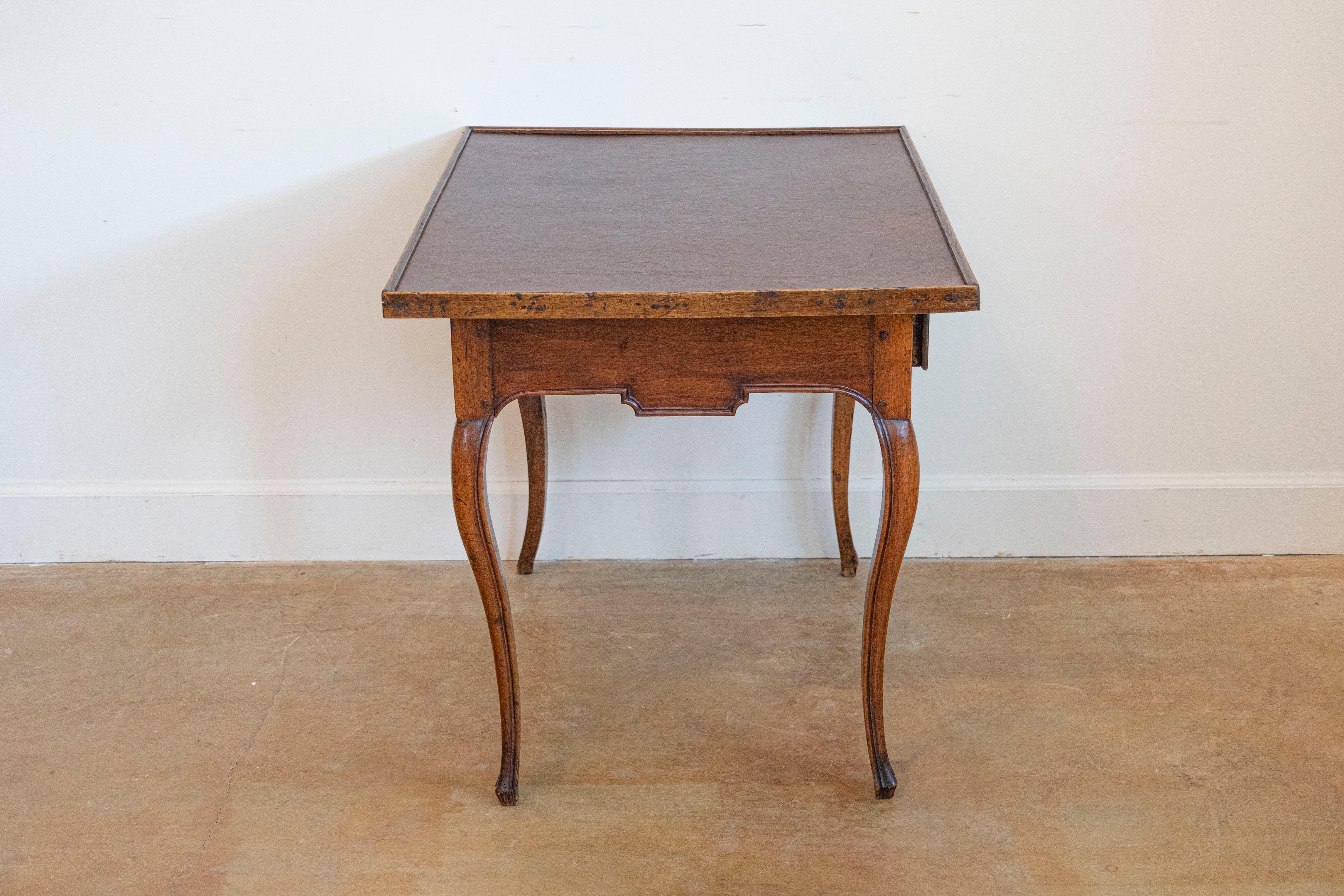 Mesa de juego francesa de época Luis XV del siglo XVIII con tablero de cuero marrón en Bueno estado para la venta en Atlanta, GA