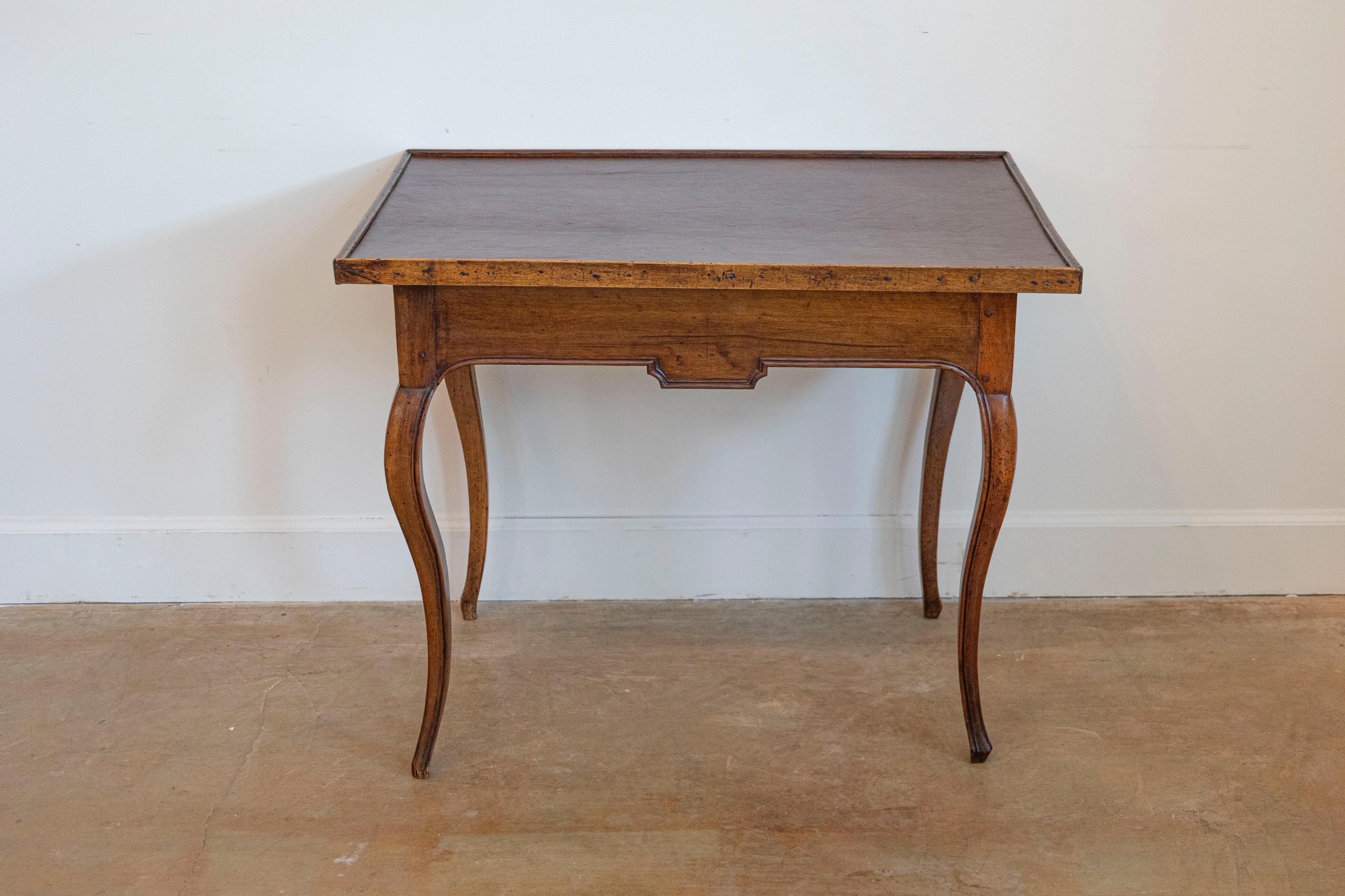 Mesa de juego francesa de época Luis XV del siglo XVIII con tablero de cuero marrón siglo XVIII y antes en venta
