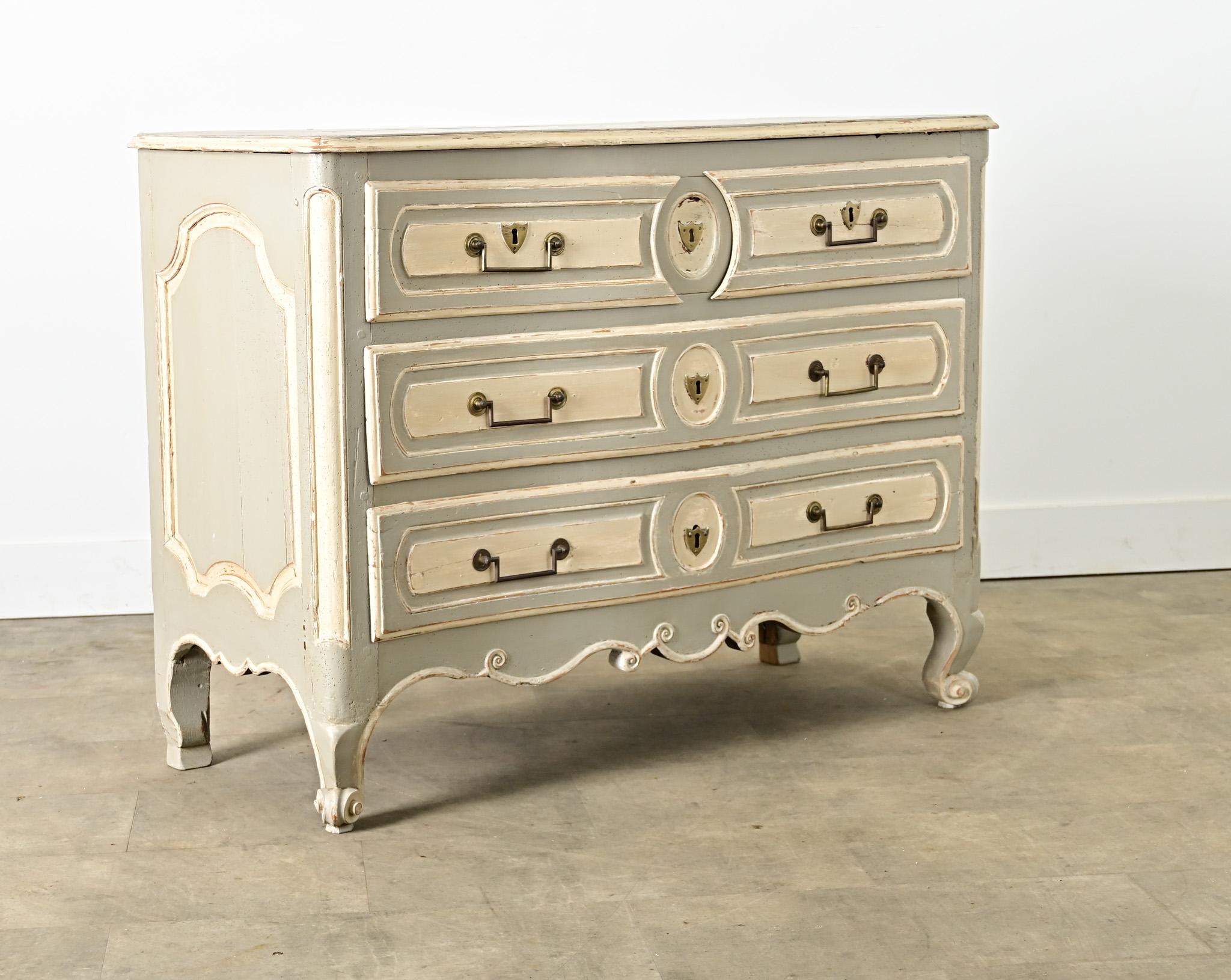 Commode française de la période Louis XV du XVIIIe siècle, sculptée et peinte à la main en vente 4