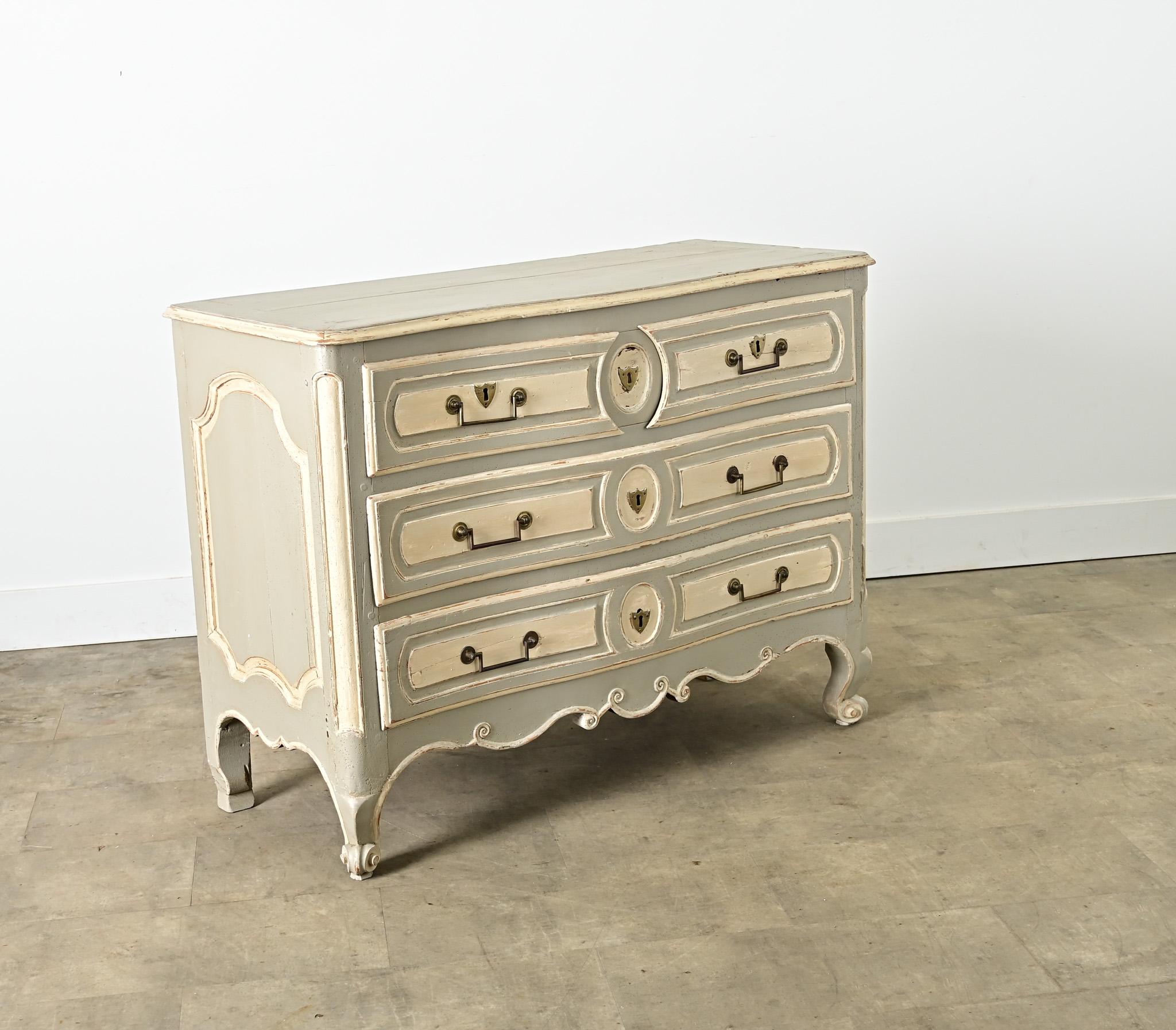 Commode française de la période Louis XV du XVIIIe siècle, sculptée et peinte à la main en vente 5