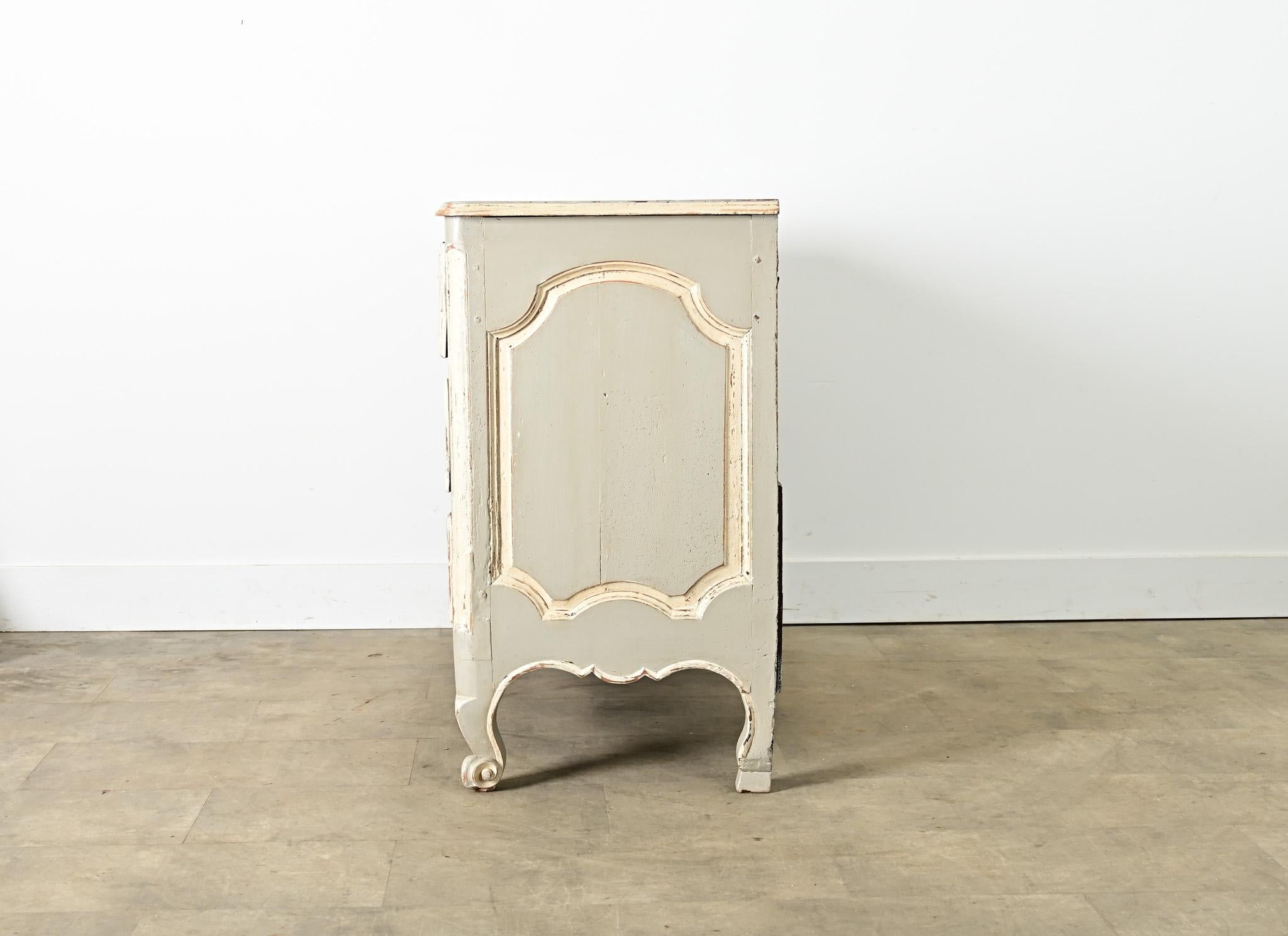 Commode française de la période Louis XV du XVIIIe siècle, sculptée et peinte à la main en vente 6