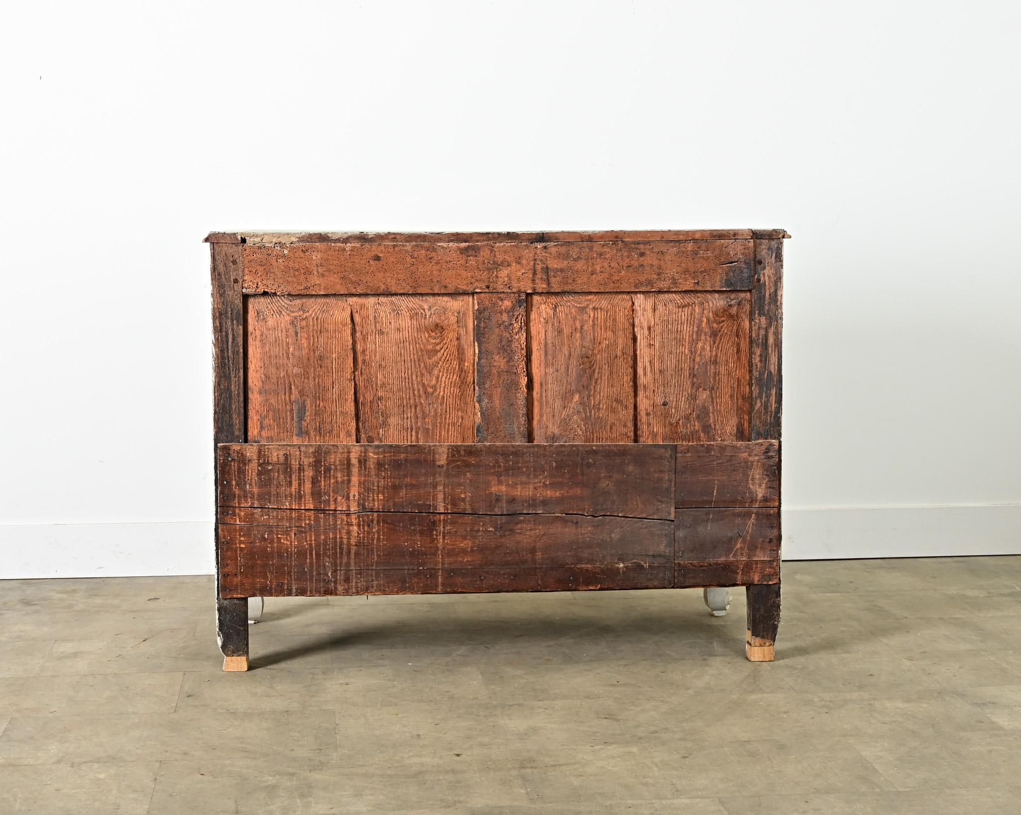 Commode française de la période Louis XV du XVIIIe siècle, sculptée et peinte à la main en vente 7