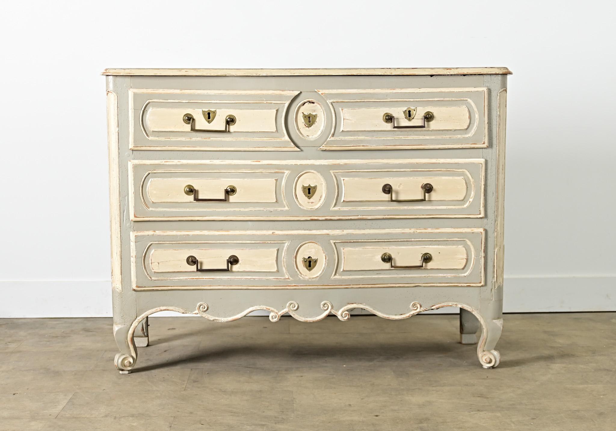 Cette commode française du XVIIIe siècle a conservé ses détails et son charme d'époque Louis XV sous les rénovations du XXe siècle (telles qu'elles ont été trouvées) qui ont donné à ce meuble de rangement classique un nouveau look adapté à des goûts