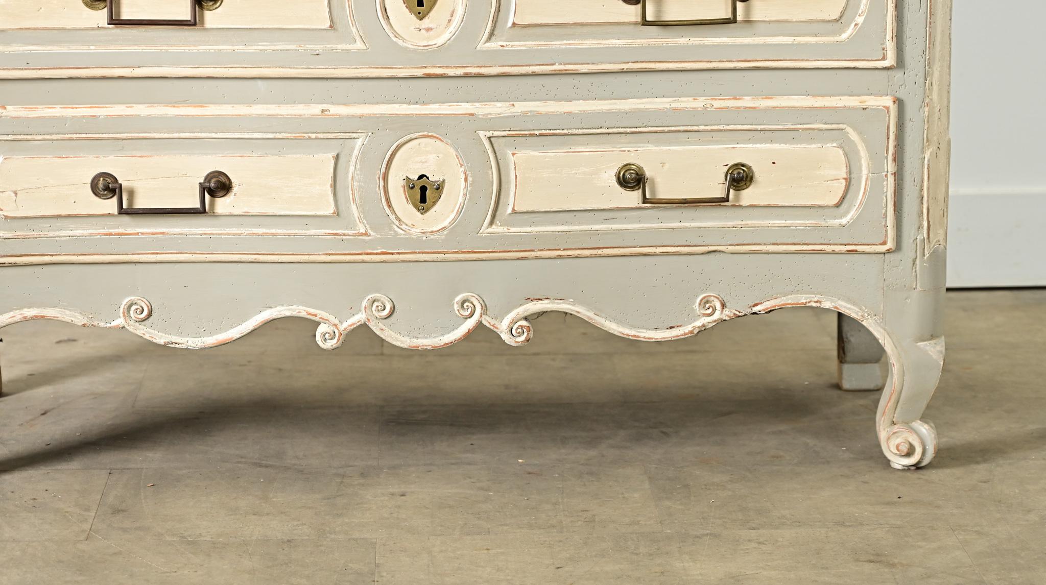 Sculpté Commode française de la période Louis XV du XVIIIe siècle, sculptée et peinte à la main en vente