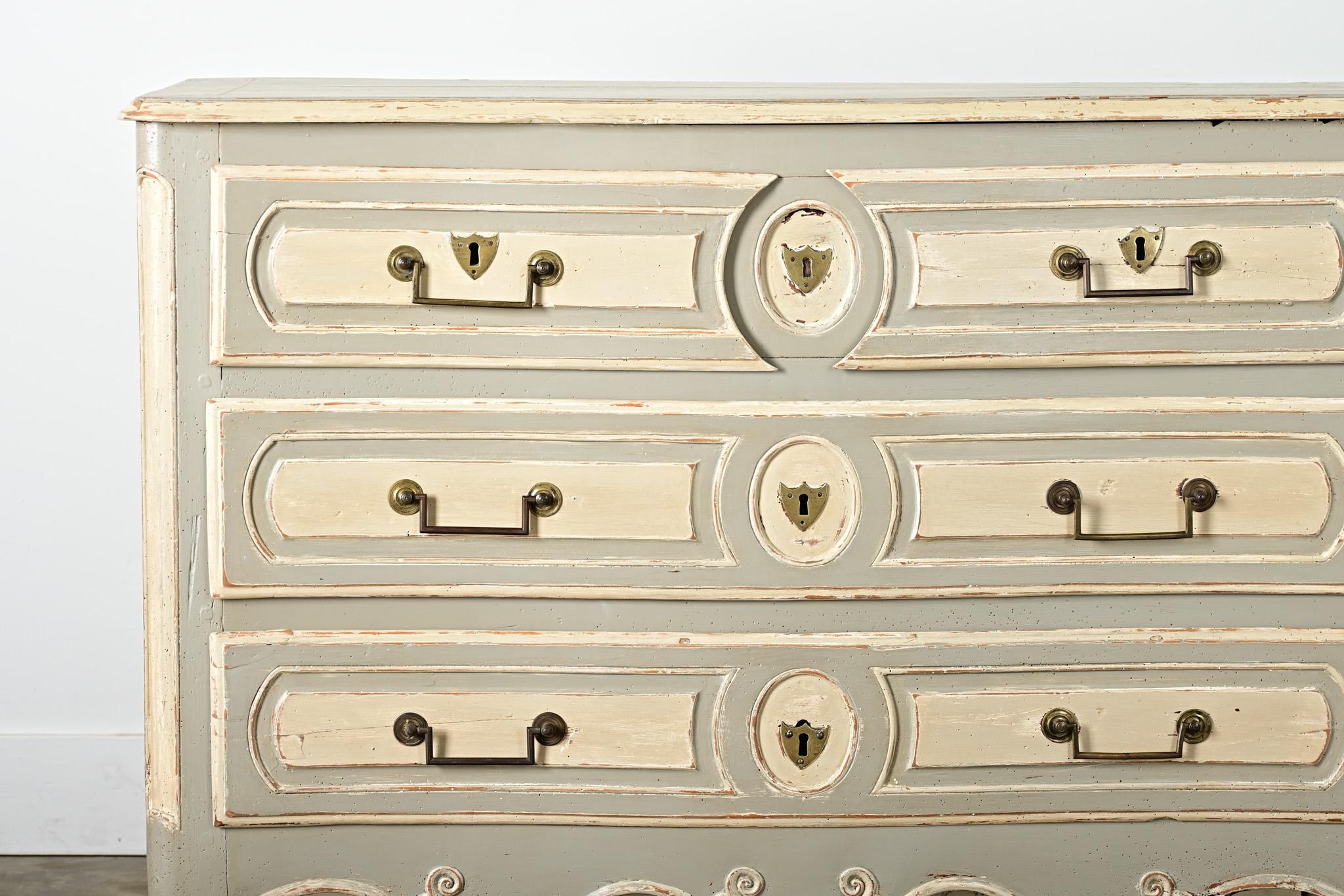 Commode française de la période Louis XV du XVIIIe siècle, sculptée et peinte à la main Bon état - En vente à Baton Rouge, LA