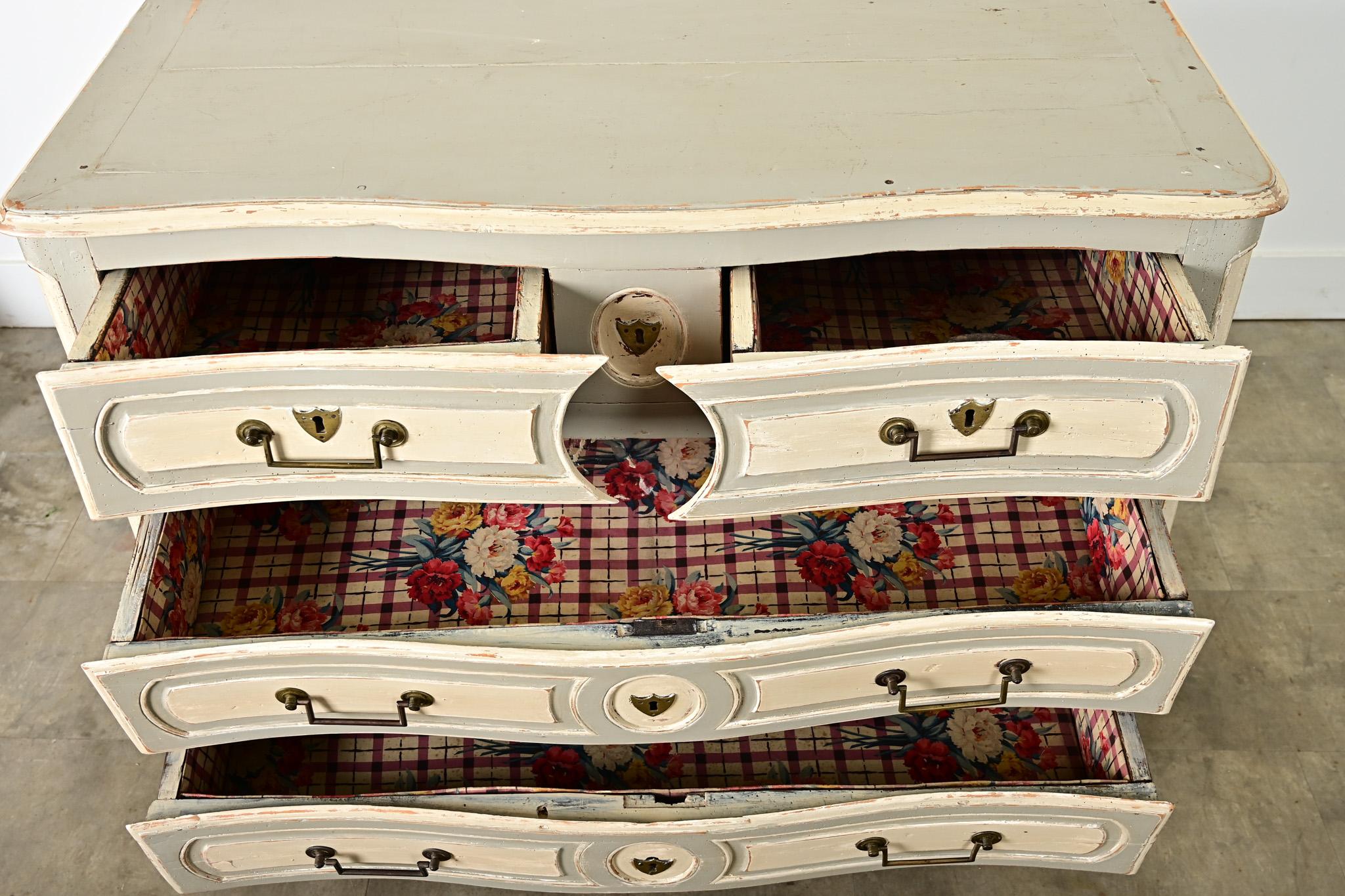 Laiton Commode française de la période Louis XV du XVIIIe siècle, sculptée et peinte à la main en vente