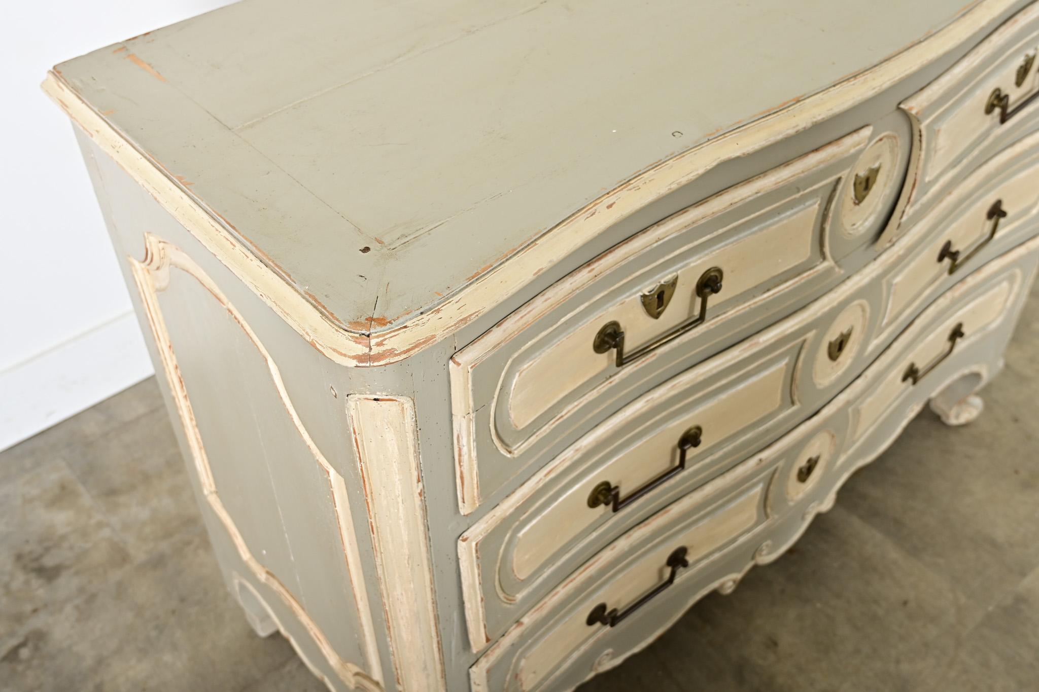 Commode française de la période Louis XV du XVIIIe siècle, sculptée et peinte à la main en vente 1