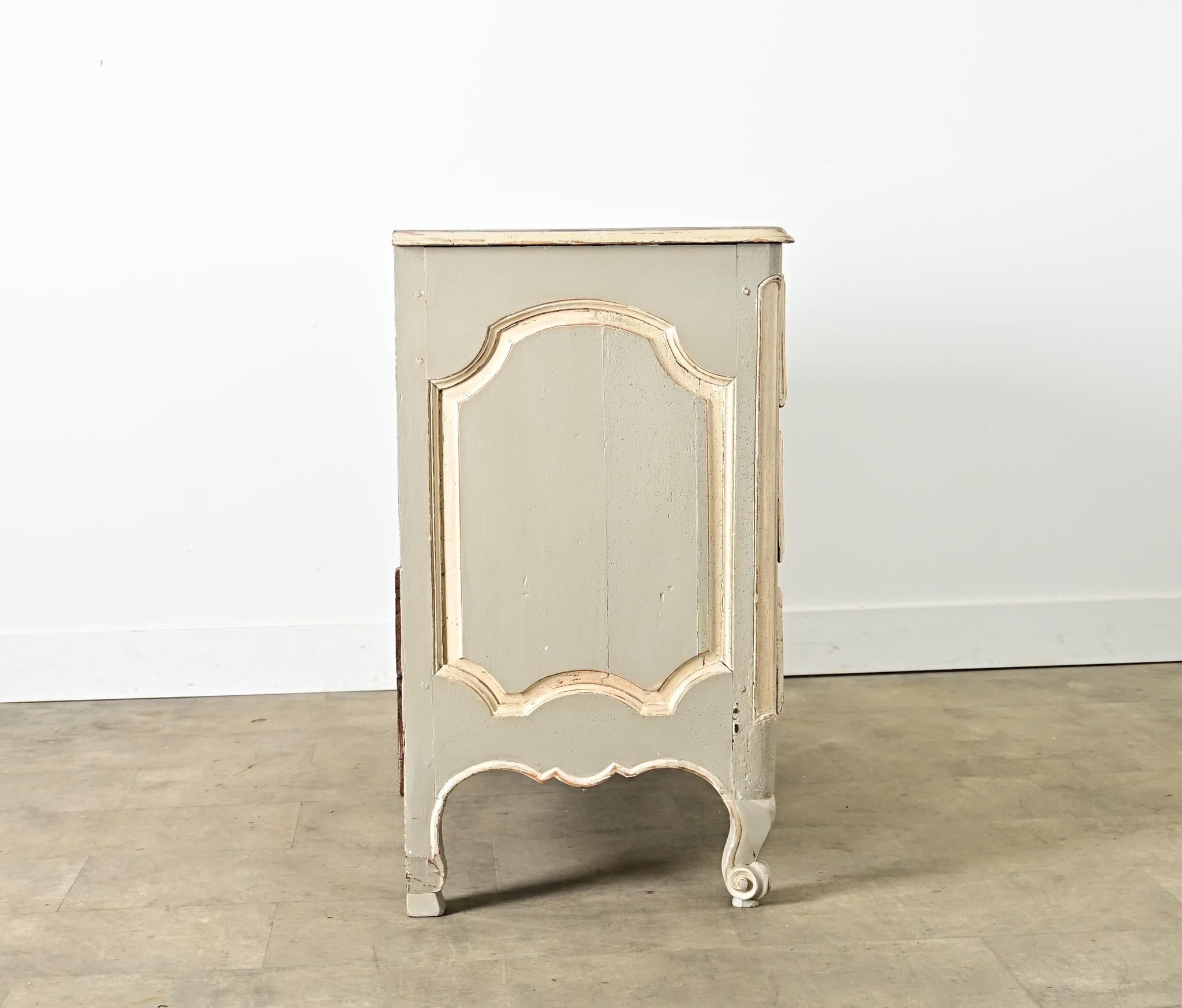 Commode française de la période Louis XV du XVIIIe siècle, sculptée et peinte à la main en vente 2