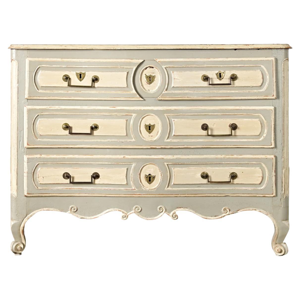 Commode française de la période Louis XV du XVIIIe siècle, sculptée et peinte à la main en vente