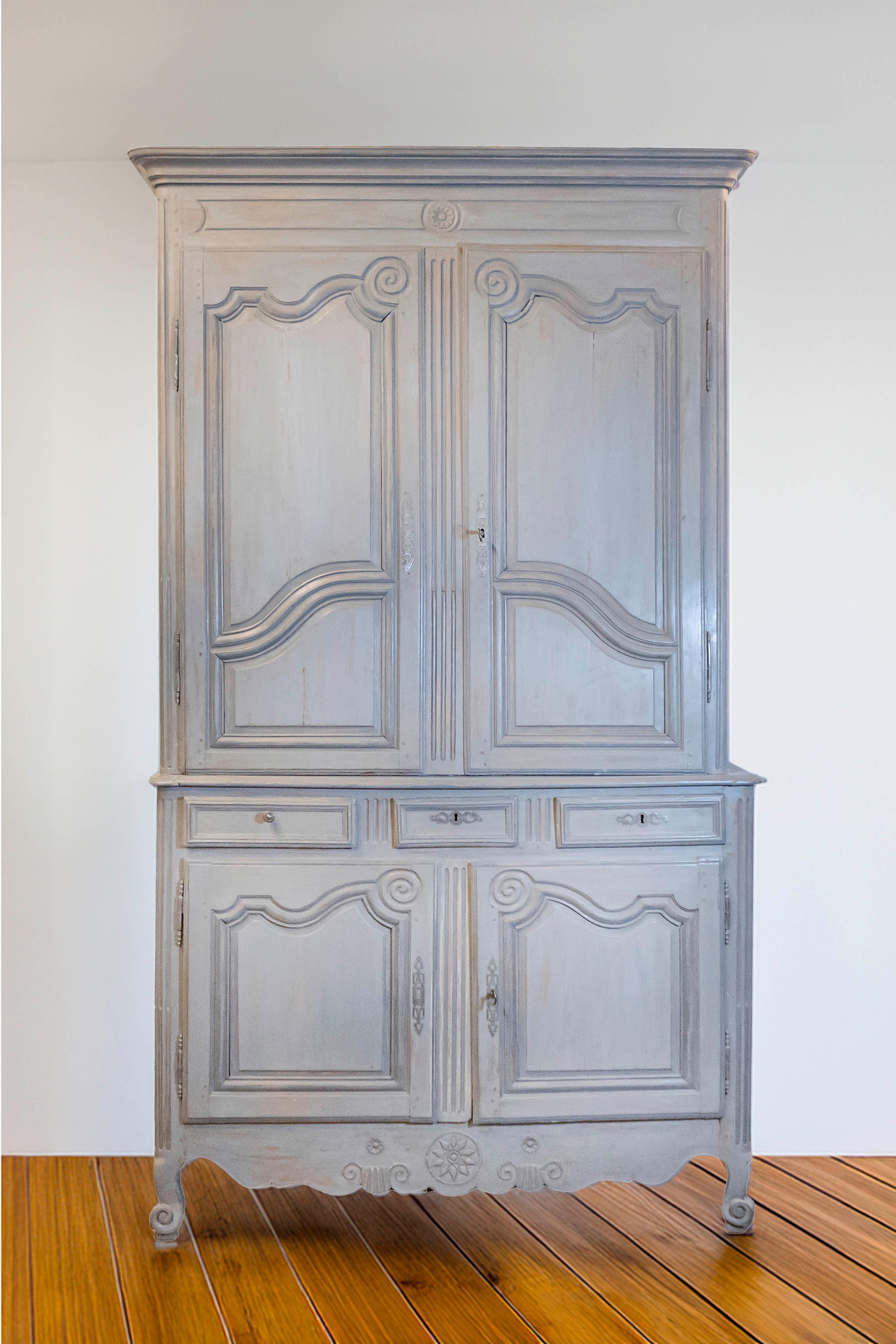 A French Louis XV period painted buffet à deux-corps from the 18th century, with scrolls, fluted accents and molded doors. Born in France during the reign of King Louis XV nicknamed The Beloved, this painted buffet à deux-corps features a cornice