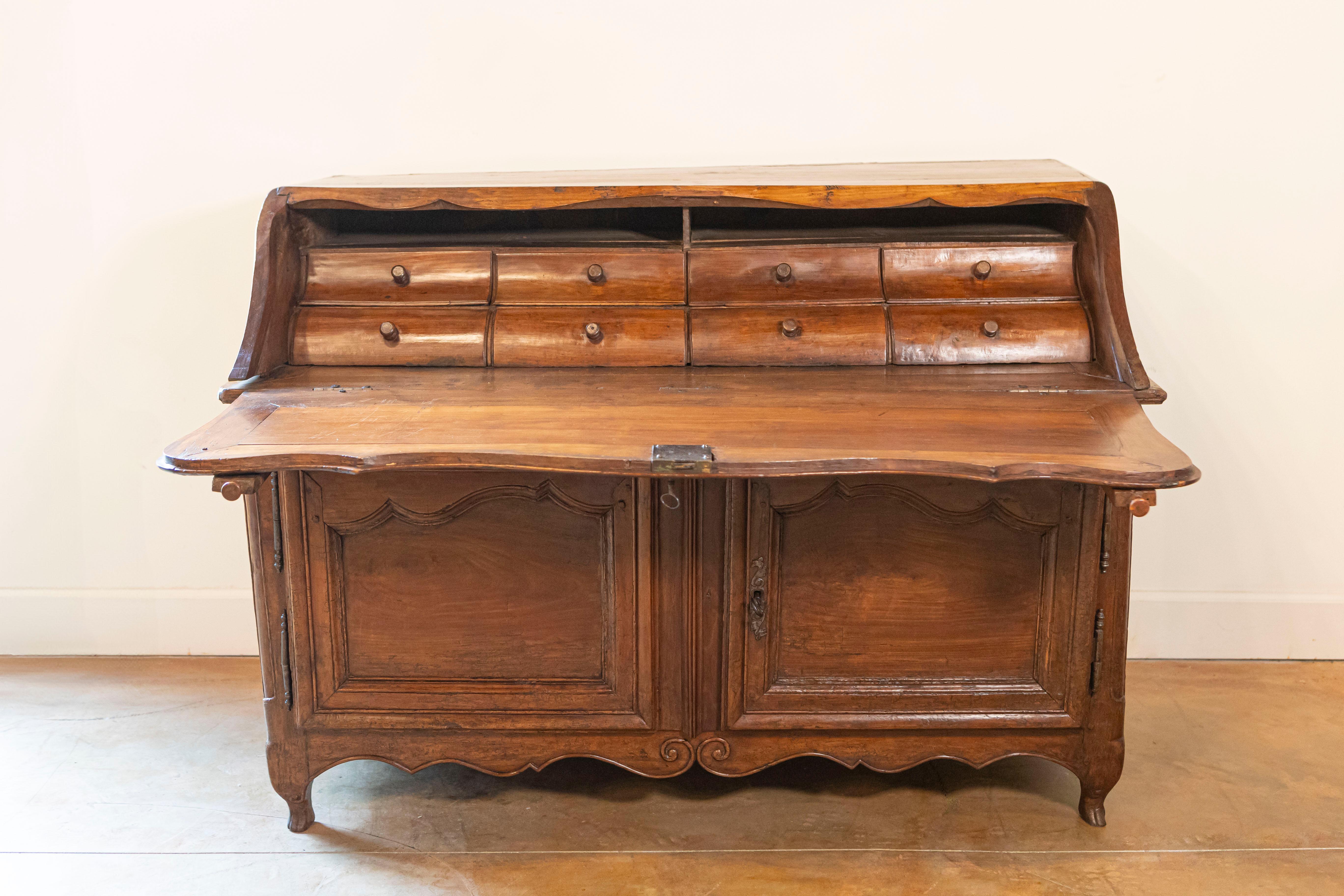 Francese Segretaria e buffet in noce del XVIII secolo, periodo Luigi XV. in vendita