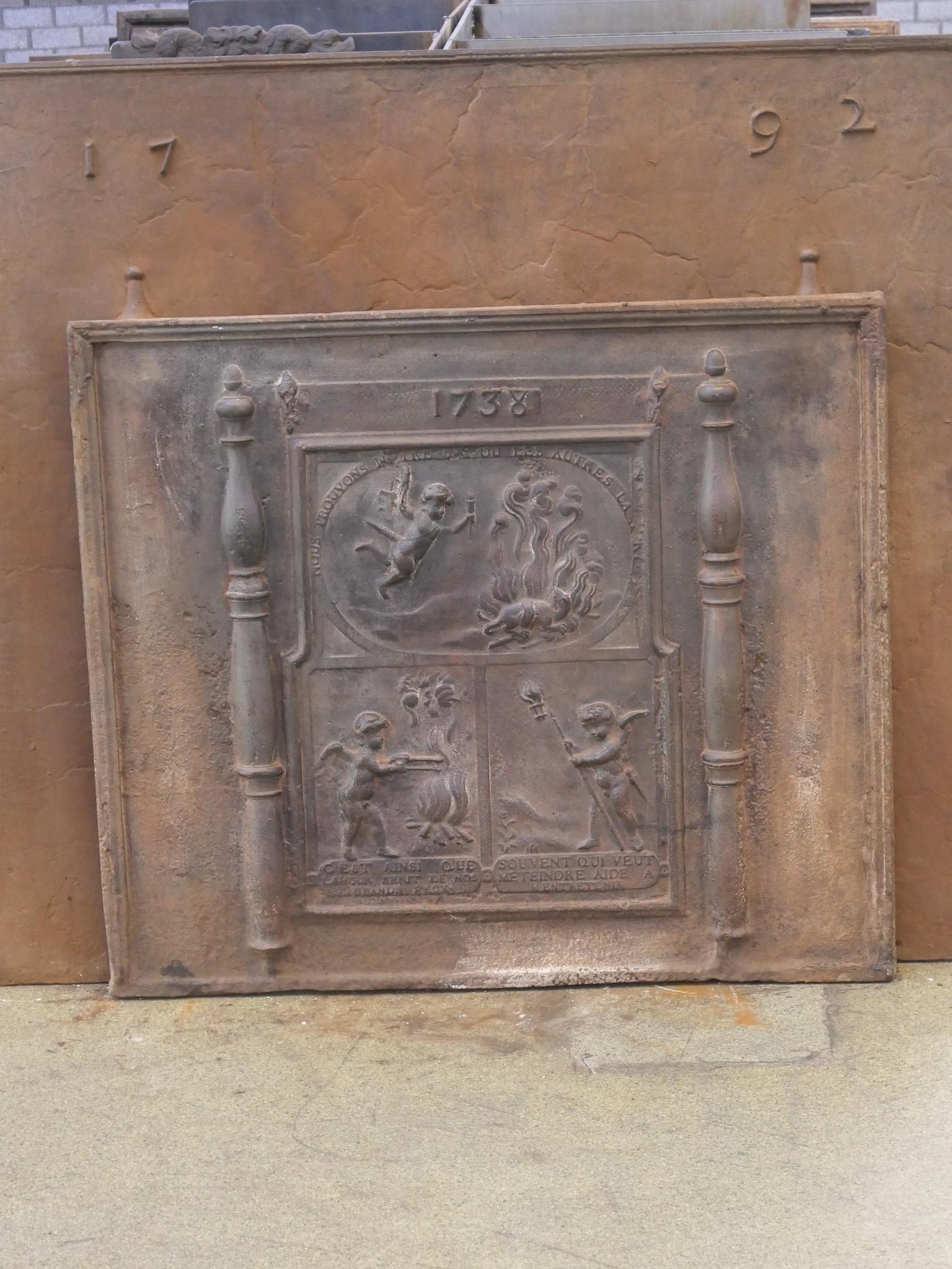 Parafuoco francese del XVIII secolo in stile Luigi XV con un'allegoria dell'amore. 

Lo schienale del camino è in ghisa. Ha una patina marrone. Su richiesta può essere realizzato in nero o peltro senza costi aggiuntivi. Le condizioni sono buone,