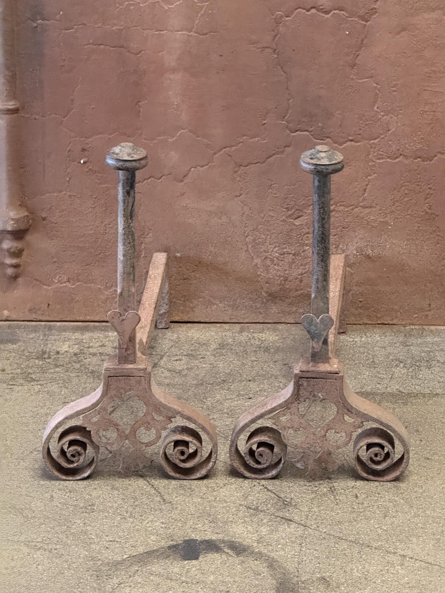 Französische Andirons aus Schmiedeeisen aus dem 19. Jahrhundert im Stil Louis XV. Die Andirons haben dekorative Spießhaken zum Grillen.

Der Zustand ist gut.