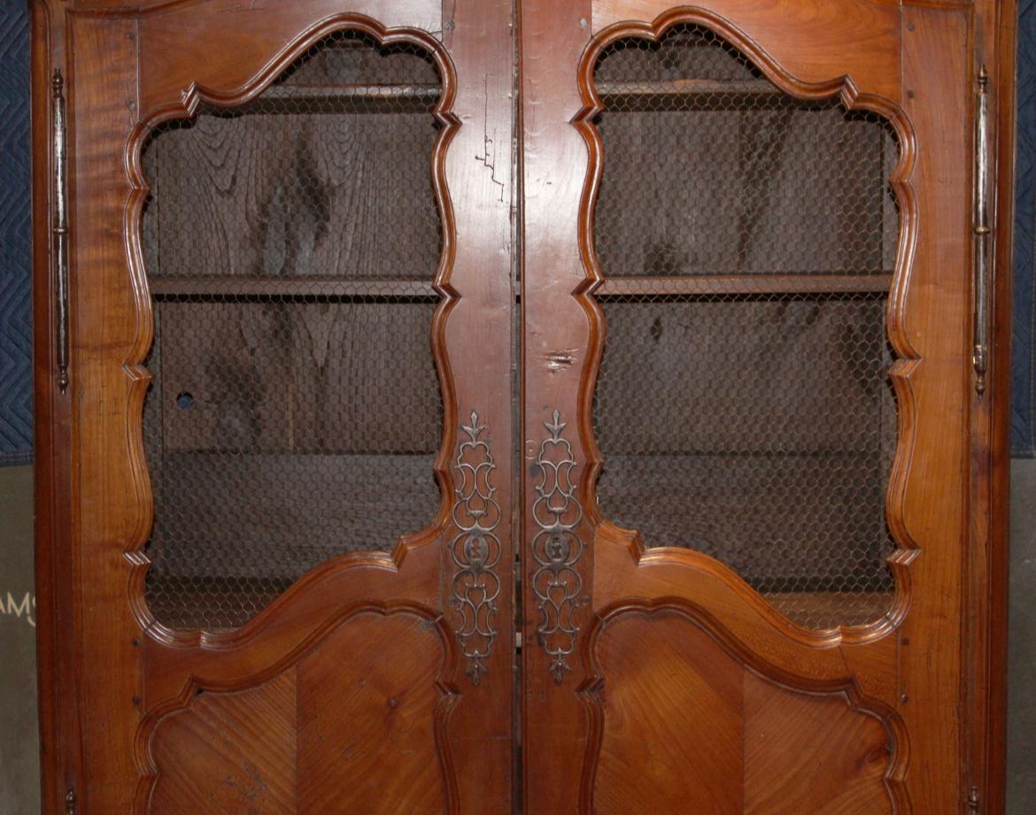 Stile provenzale Armoire francese del periodo Luigi XV in ciliegio, XVIII secolo in vendita