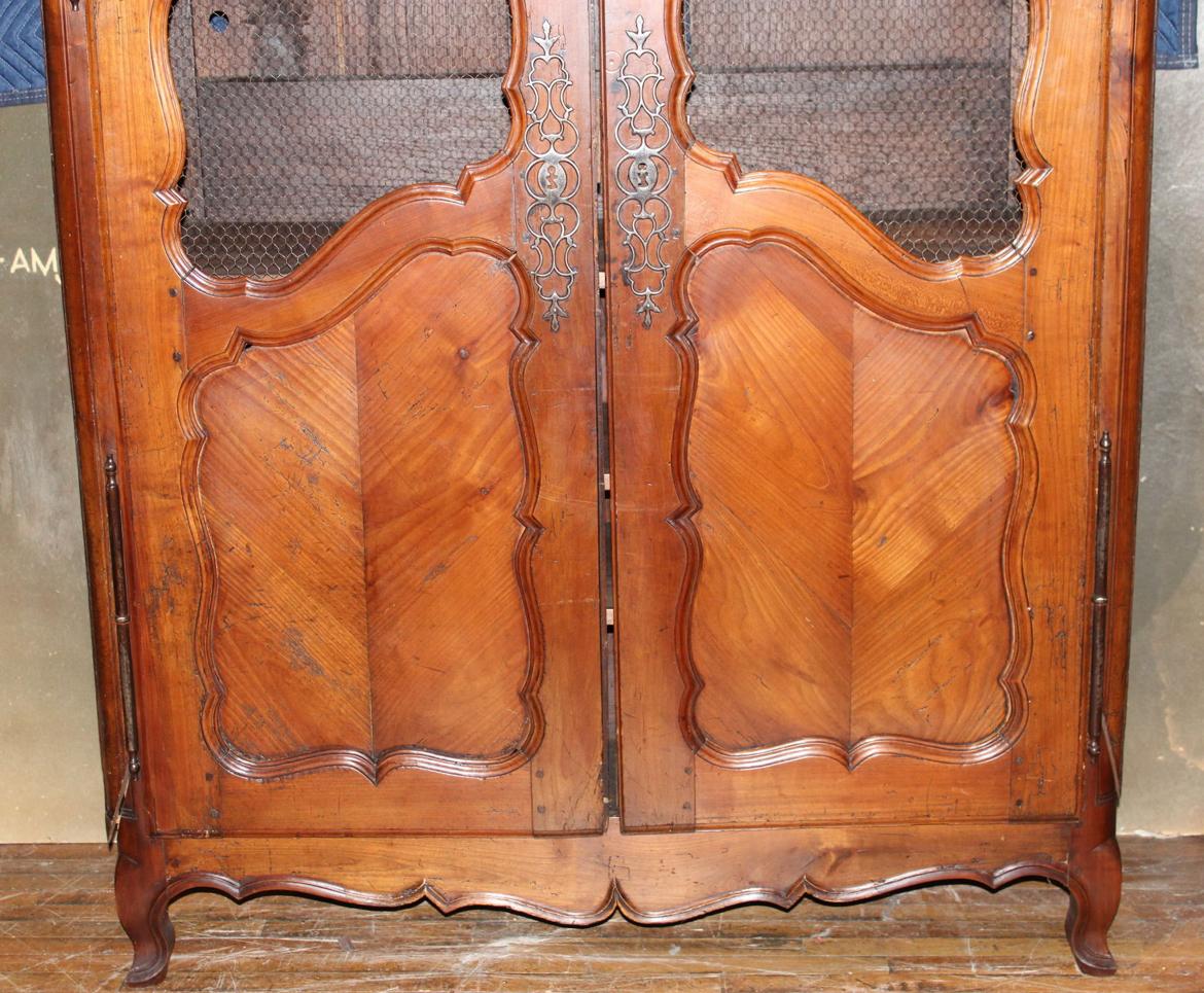 Francese Armoire francese del periodo Luigi XV in ciliegio, XVIII secolo in vendita