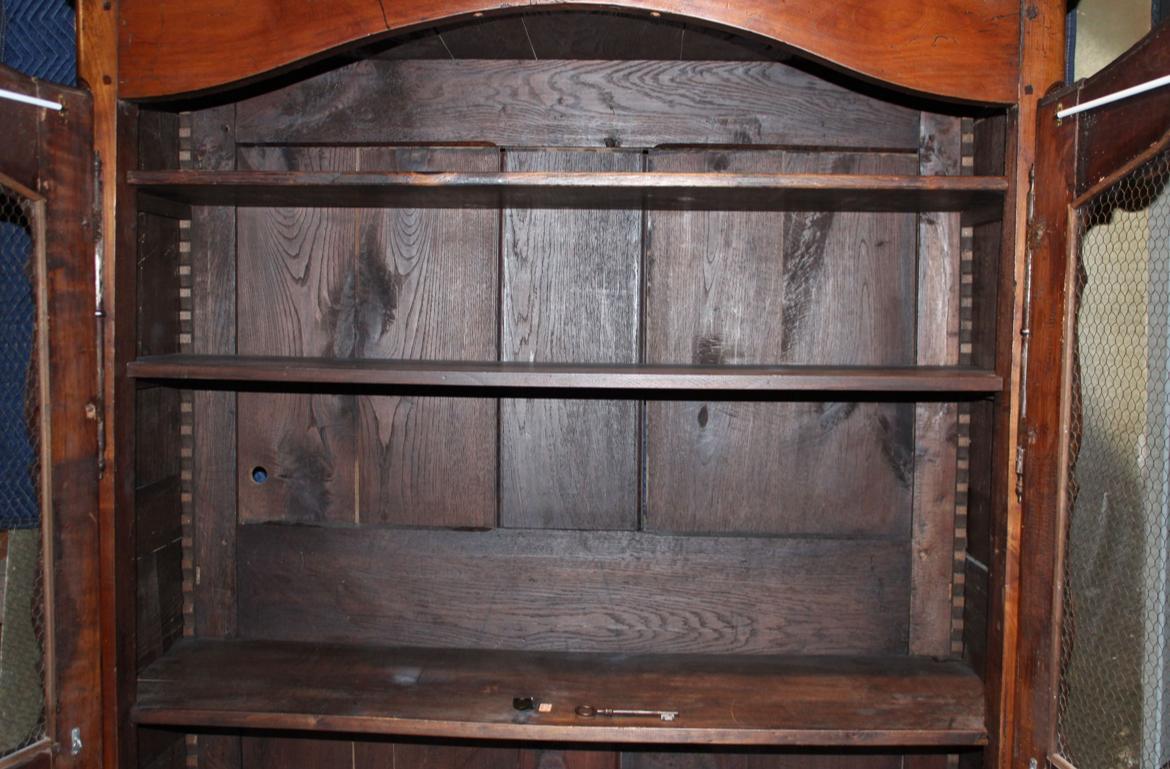 Armoire francese del periodo Luigi XV in ciliegio, XVIII secolo In condizioni buone in vendita a Doylestown, PA