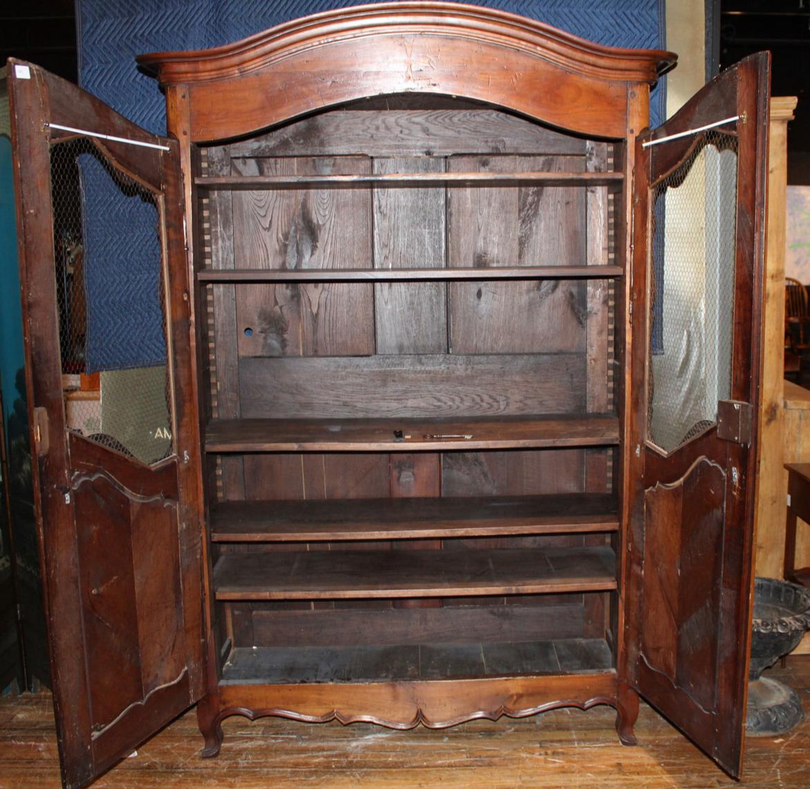 Ciliegio Armoire francese del periodo Luigi XV in ciliegio, XVIII secolo in vendita