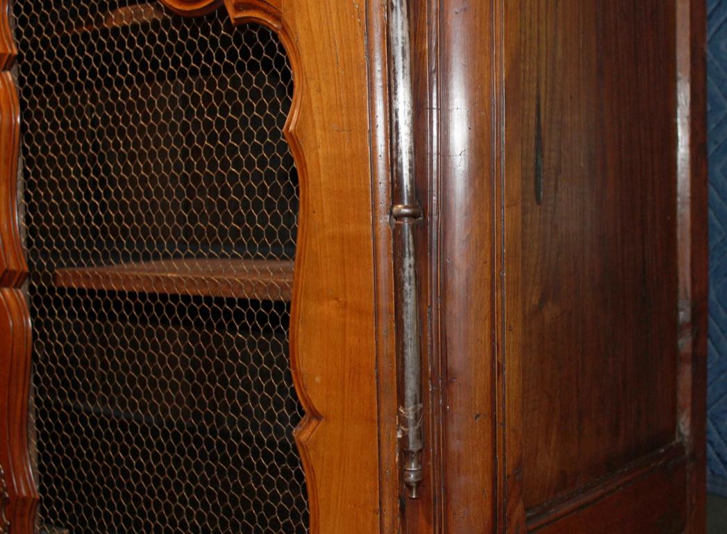 Armoire francese del periodo Luigi XV in ciliegio, XVIII secolo in vendita 1