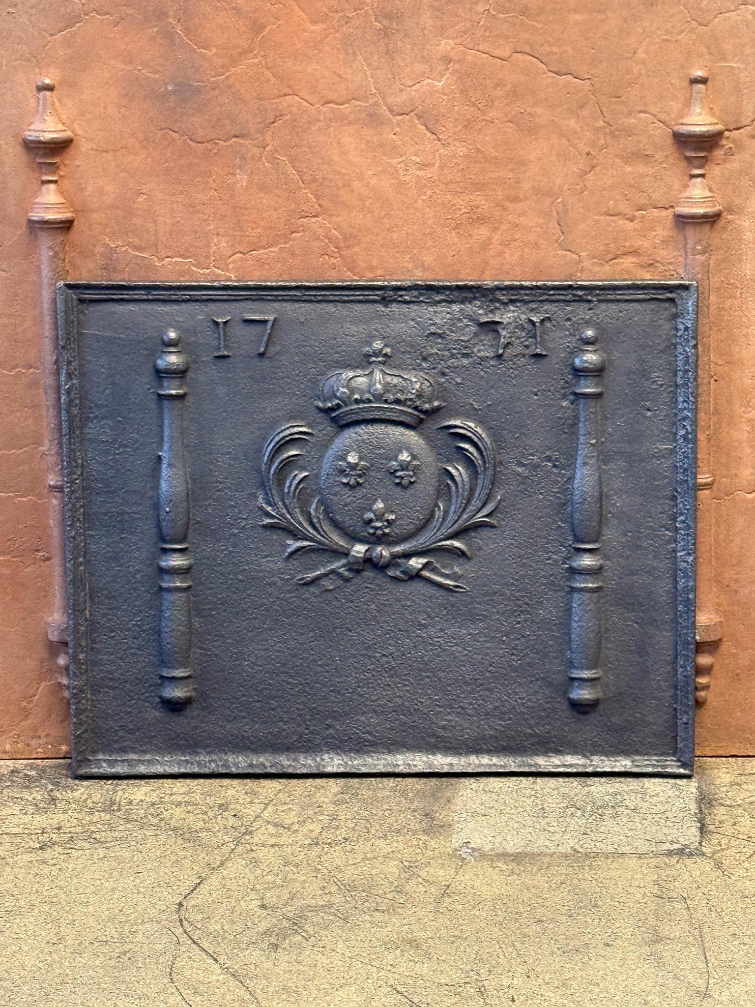 Français Plaque de cheminée / dosseret 'Armoiries de France' d'époque Louis XV en vente