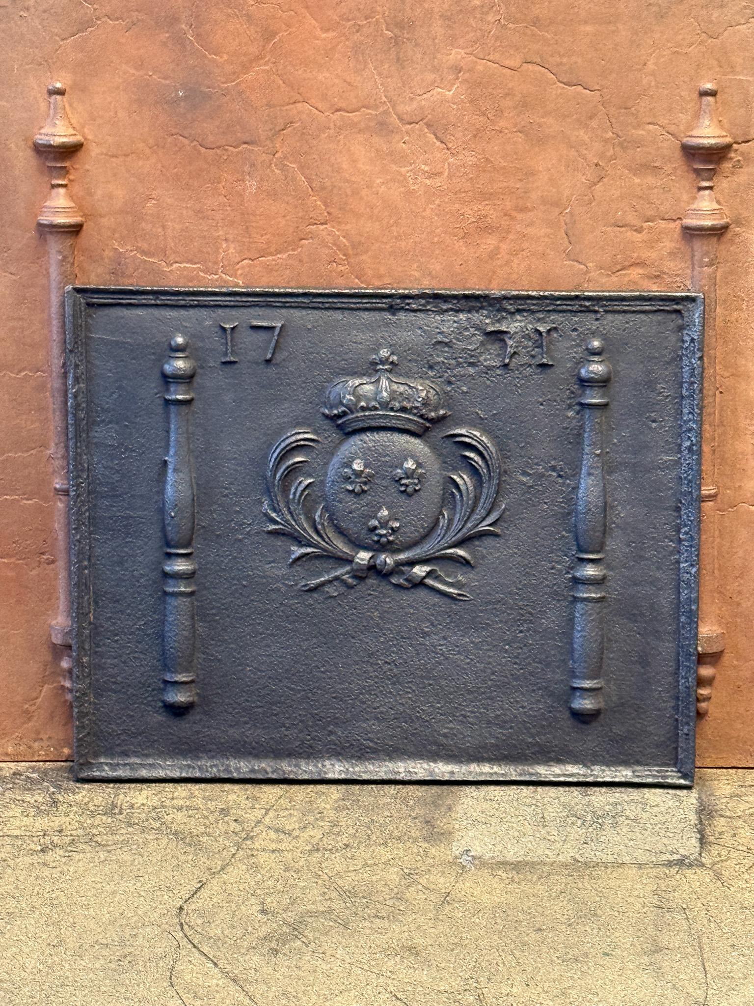 Moulage Plaque de cheminée / dosseret 'Armoiries de France' d'époque Louis XV en vente