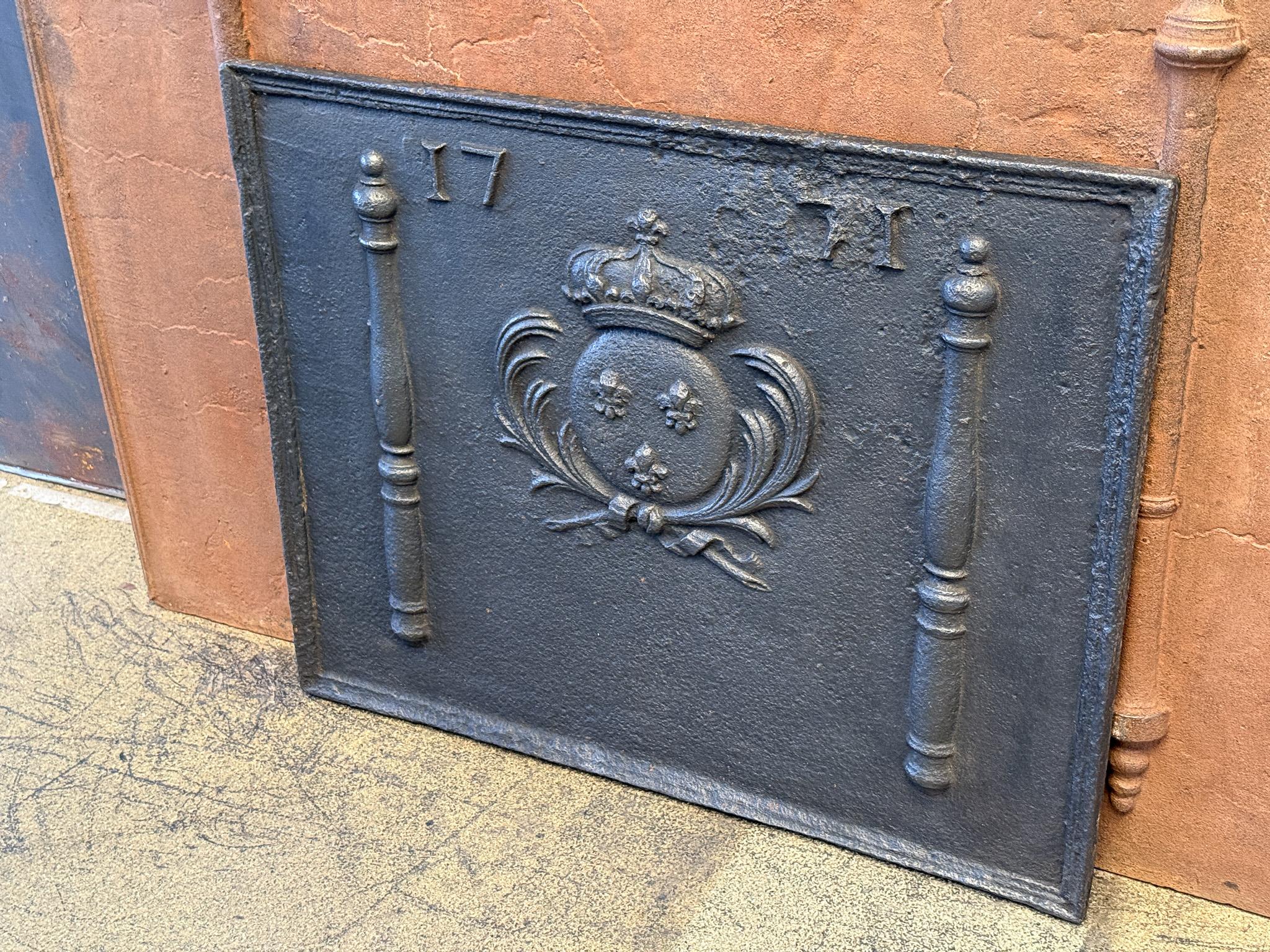 Plaque de cheminée / dosseret 'Armoiries de France' d'époque Louis XV Bon état - En vente à Soest, NL