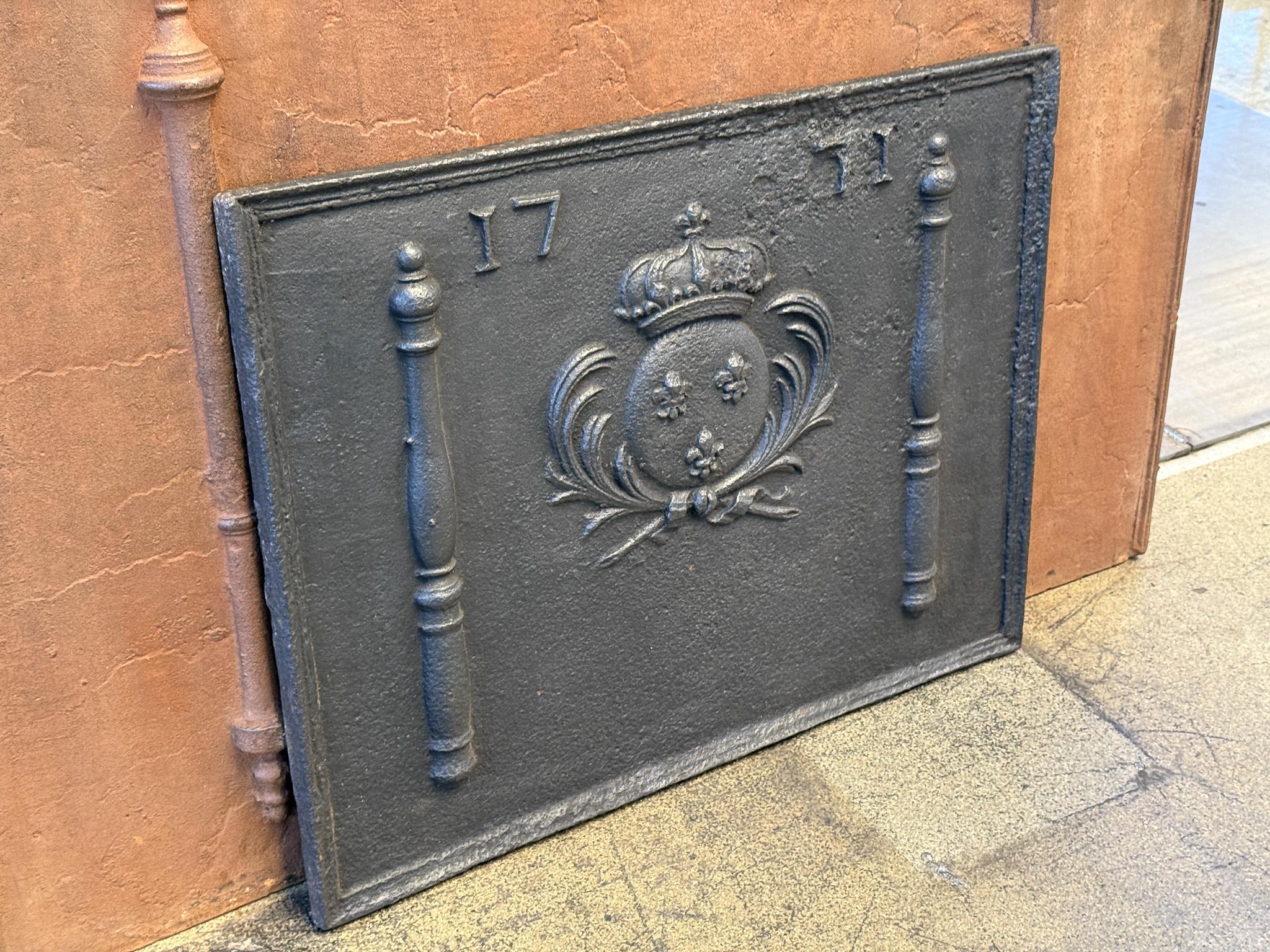 Fer Plaque de cheminée / dosseret 'Armoiries de France' d'époque Louis XV en vente