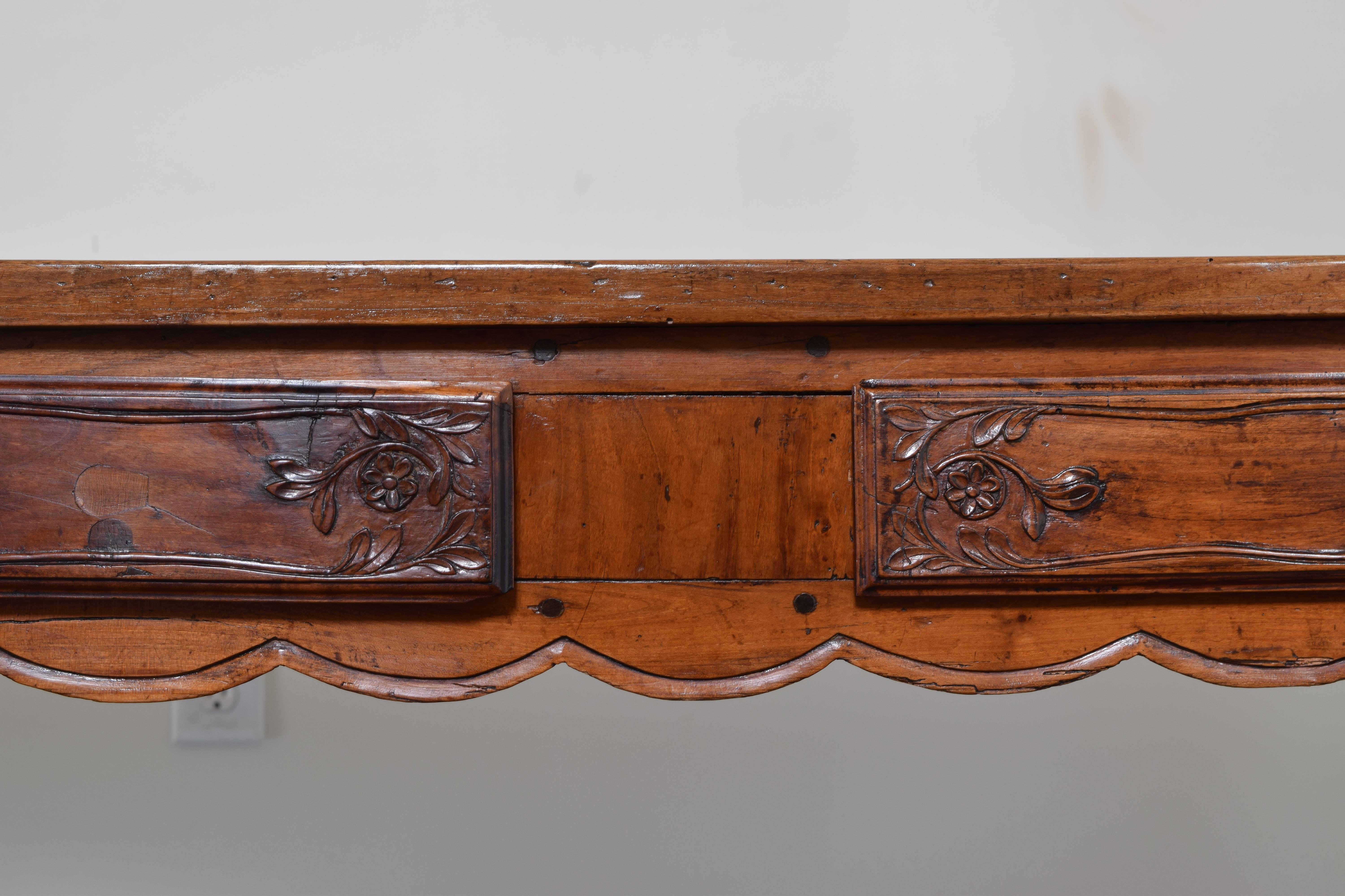 Milieu du XVIIIe siècle Table de cuisine à 3 tiroirs en noyer sculpté, d'époque Louis XV, milieu du XVIIIe siècle en vente