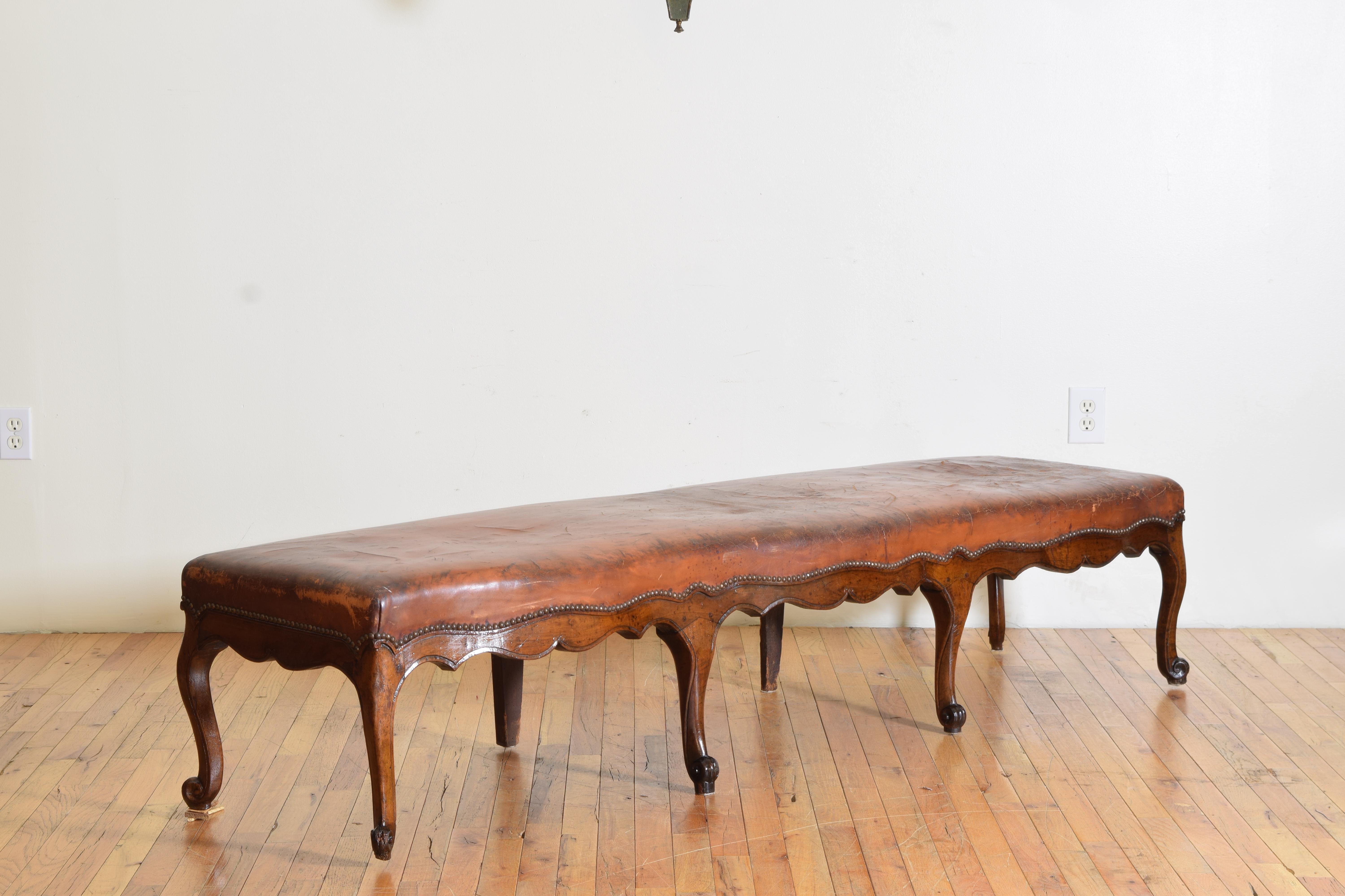 French Louis XV Period Carved Walnut & Leather Upholstered Bench, mid 18th cen. In Good Condition In Atlanta, GA